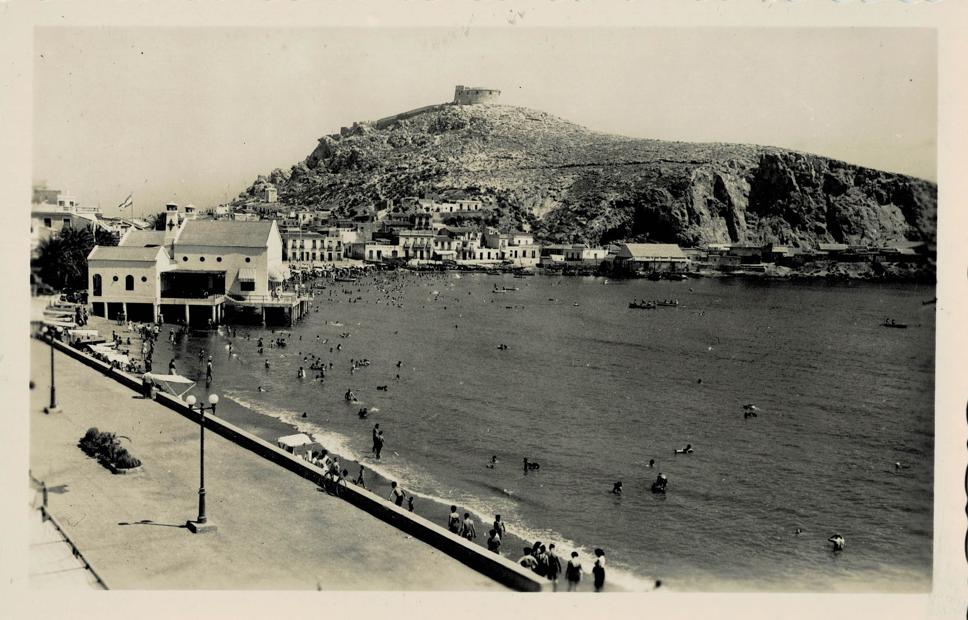 POSTAL MODERNA DE MURCIA. AGUILAS BALNEARIO Y CASTILLO DESDE LA COLONIA