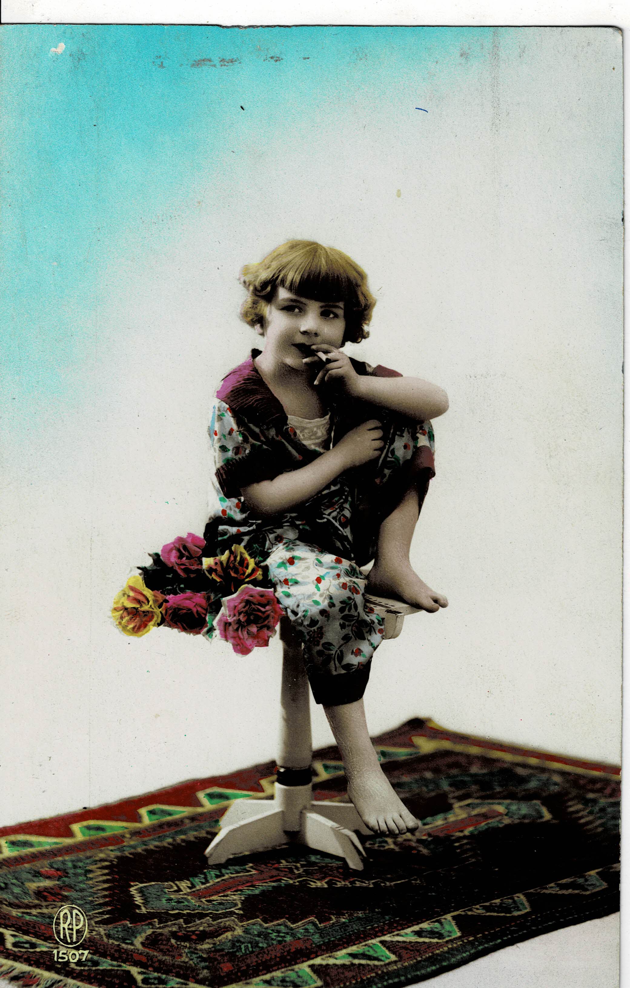 POSTAL DE NIÑOS. NIÑA FUMANDO.