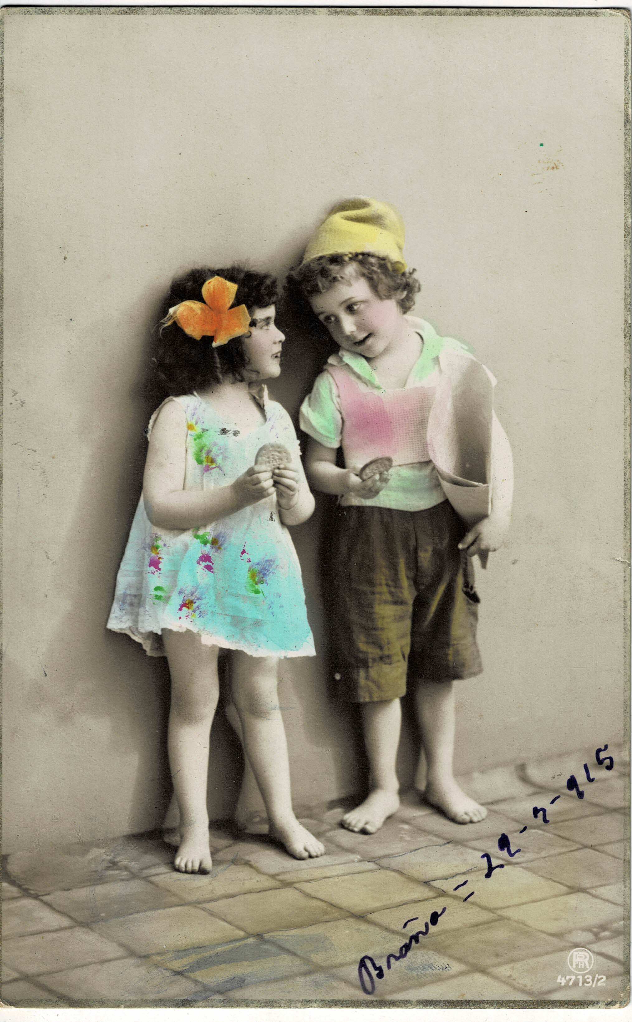 POSTAL DE NIÑOS. NIÑOS CON GALLETAS.
