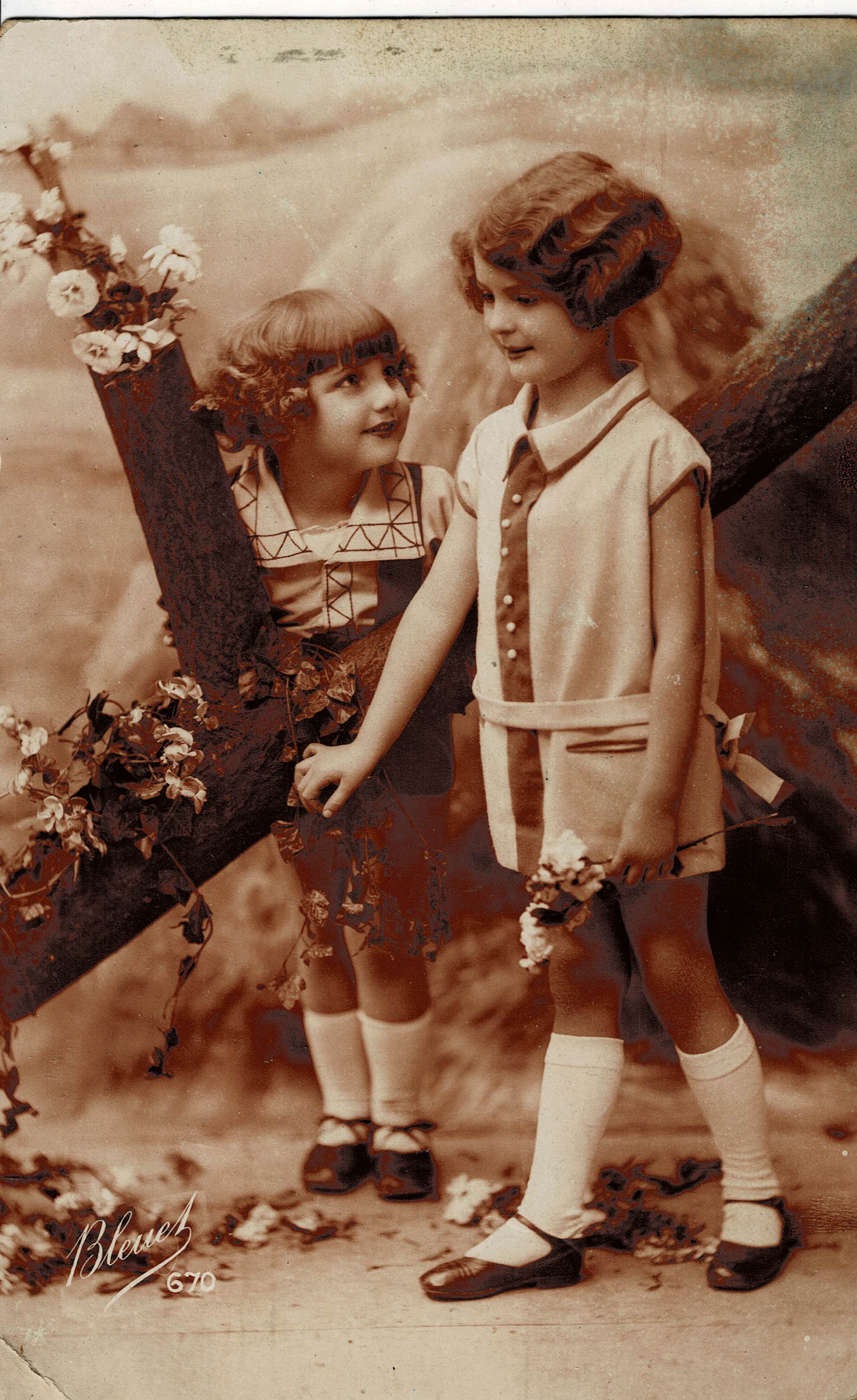 POSTAL DE NIÑOS. NIÑOS EN SEPIA.