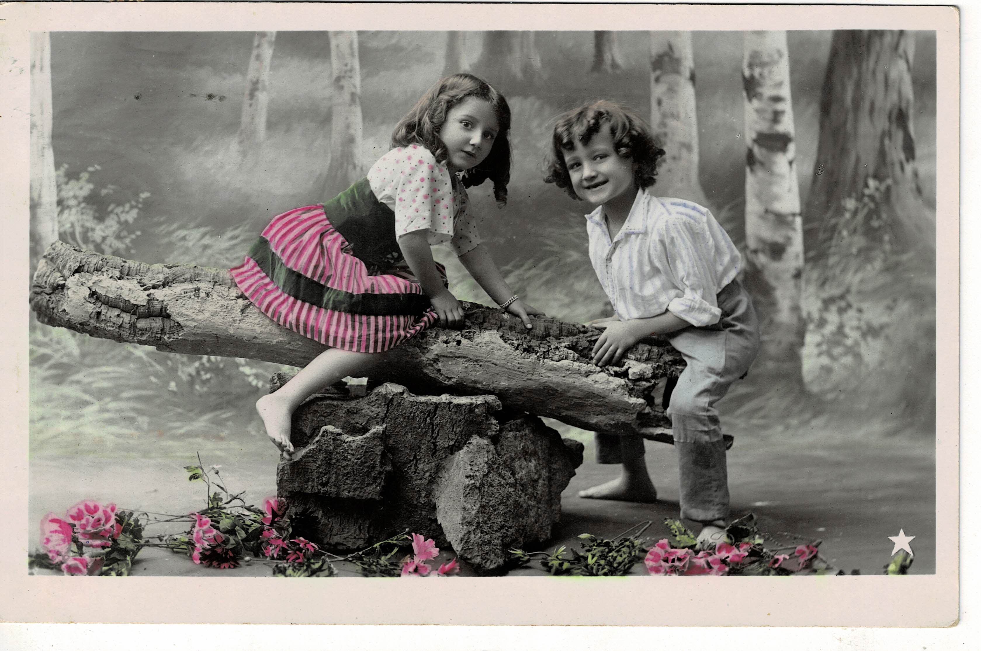 POSTAL DE NIÑOS. NIÑOS JUGANDO.