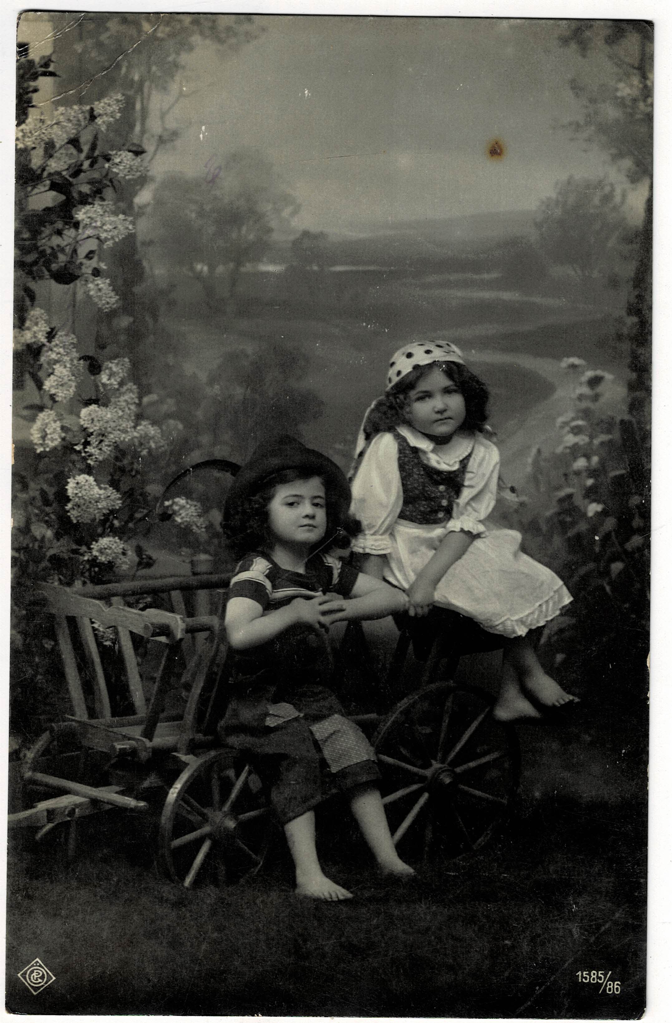 POSTAL DE NIÑOS. NIÑOS EN BLANCO Y NEGRO.