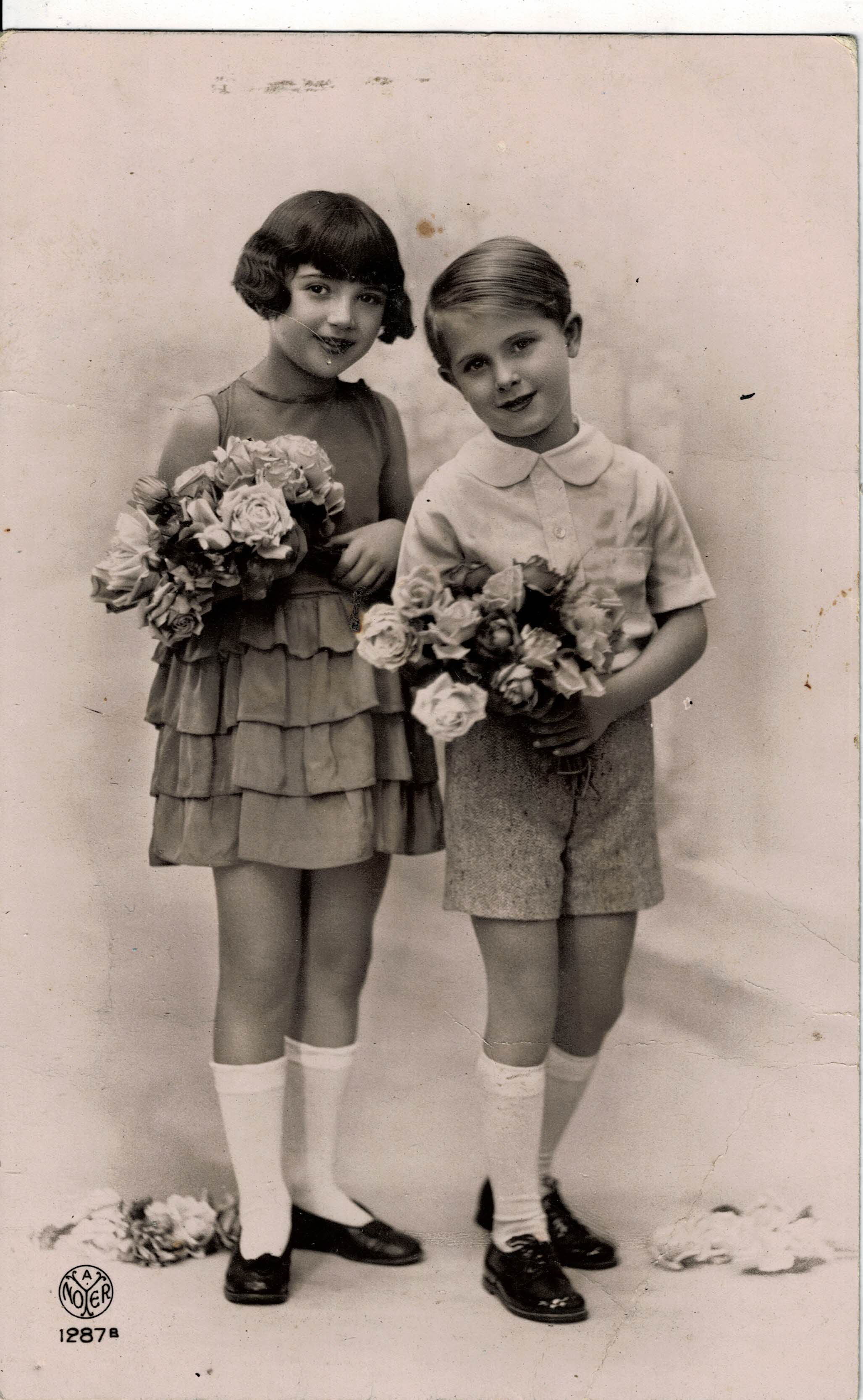 POSTAL DE NIÑOS. NIÑOS CON FLORES.