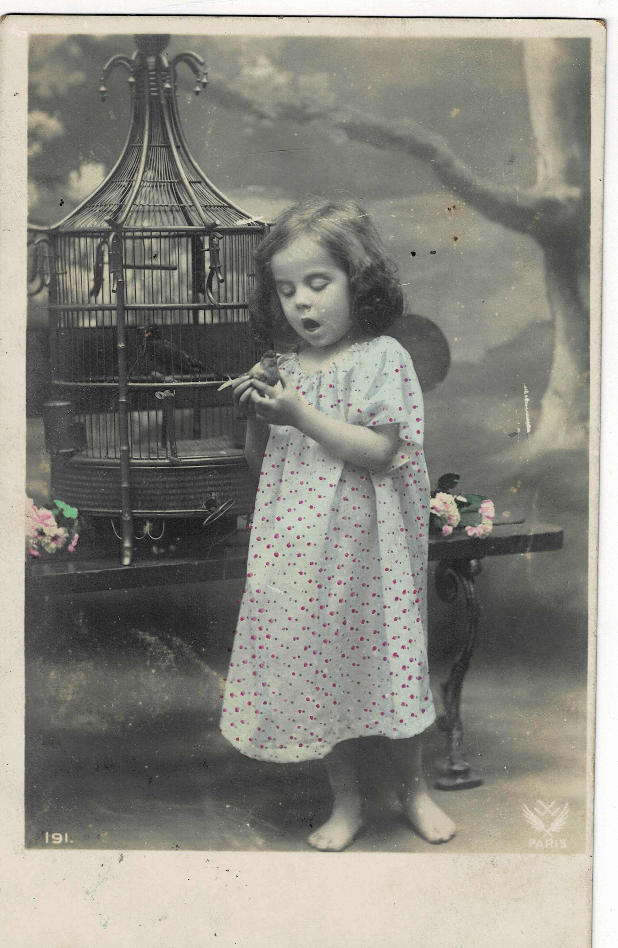 POSTAL DE NIÑOS. NIÑA CON PAJAROS.