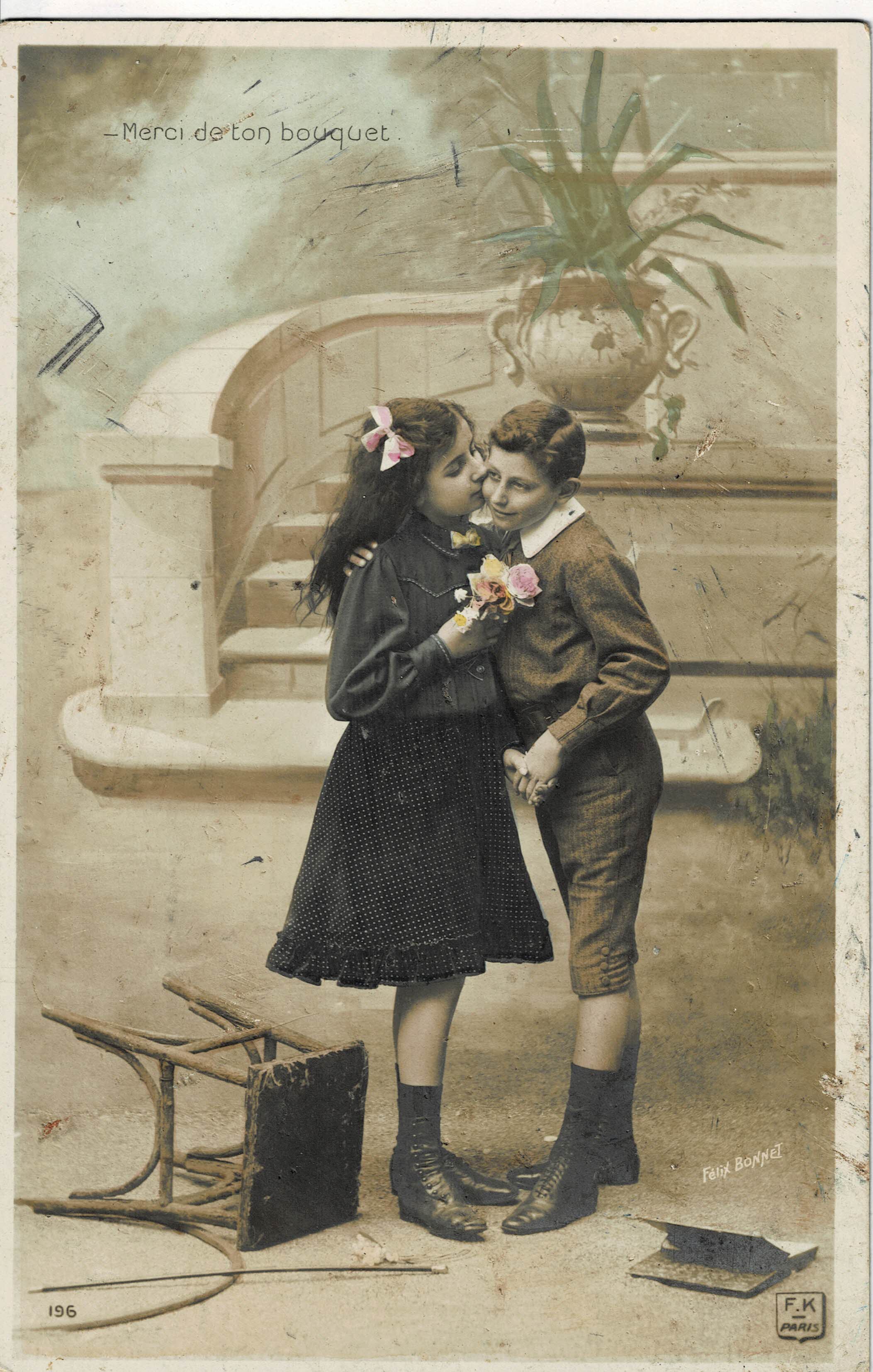 POSTAL DE NIÑOS. BESO.