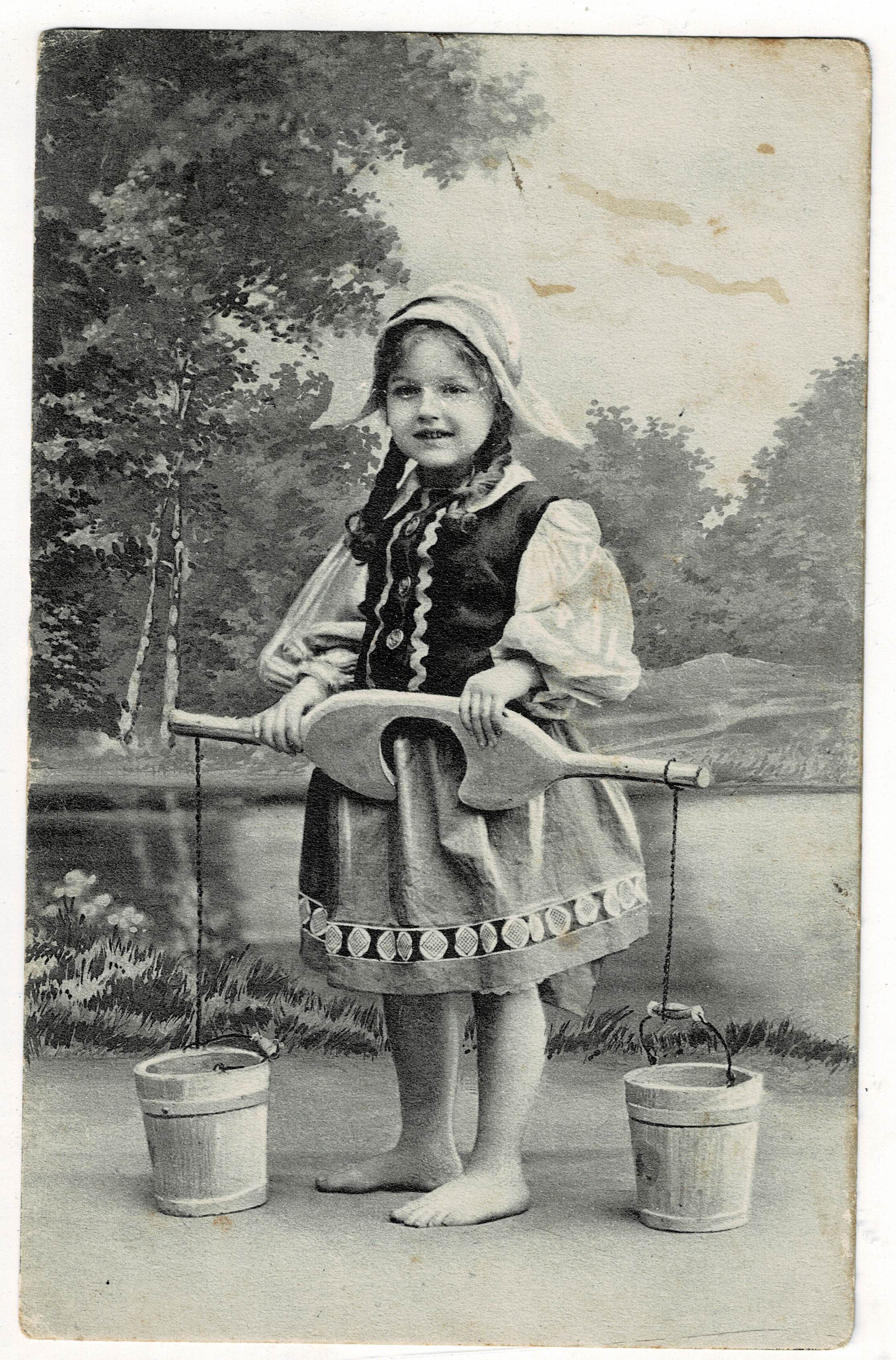 POSTAL DE NIÑOS. NIÑA BLANCO Y NEGRO.
