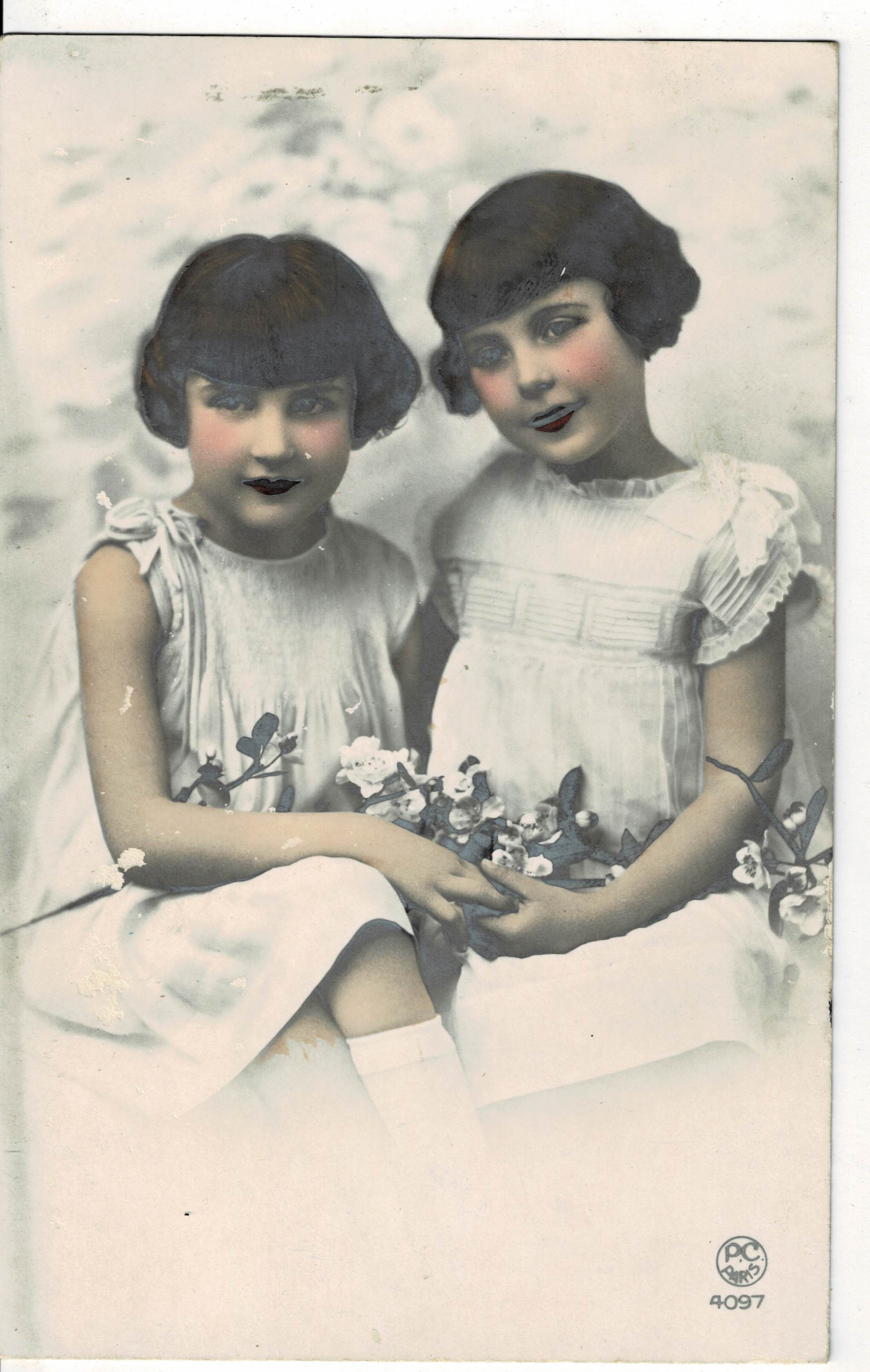 POSTAL DE NIÑOS. NIÑAS CON FLORES.