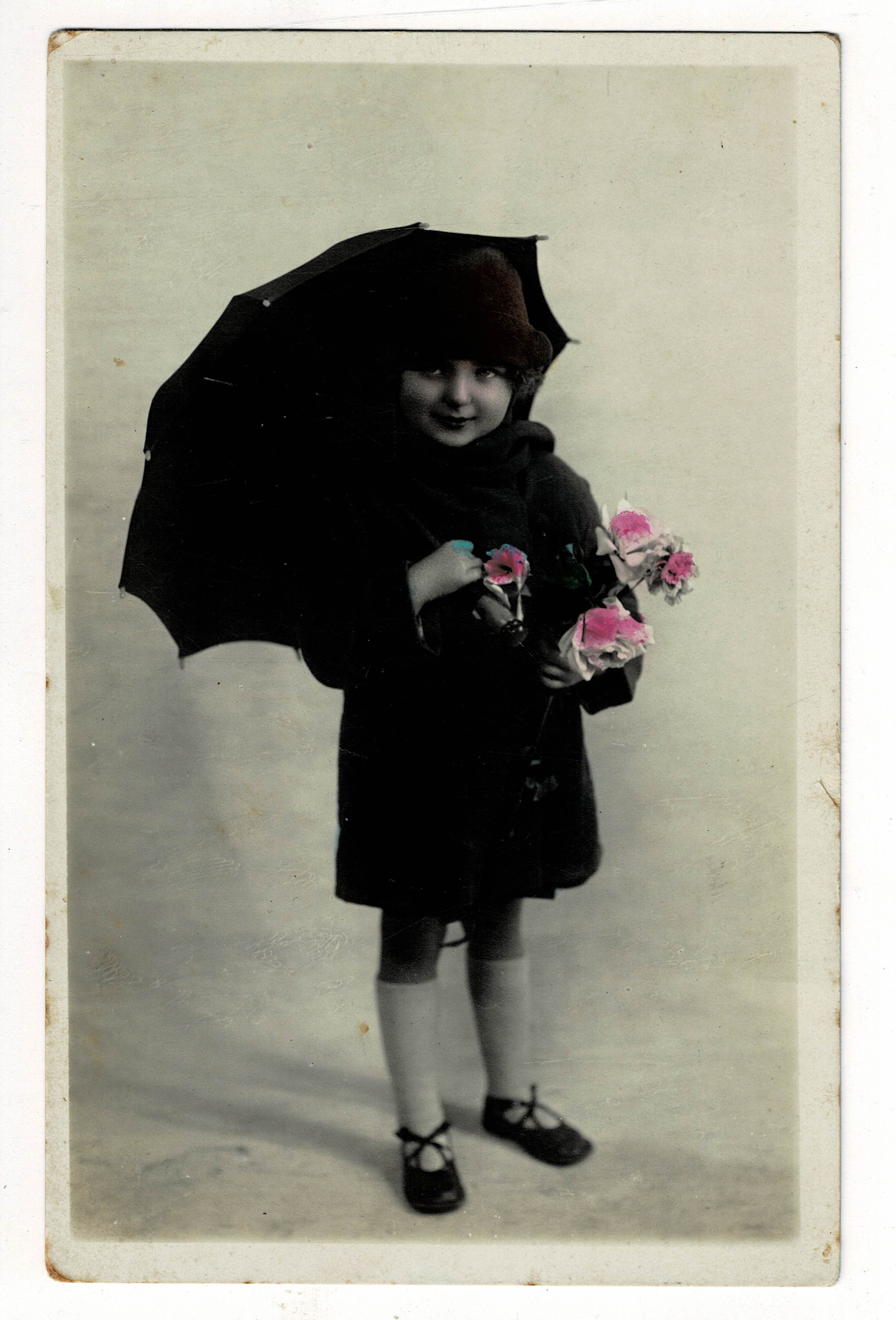 POSTAL DE NIÑOS. NIÑA CON PARAGUAS.