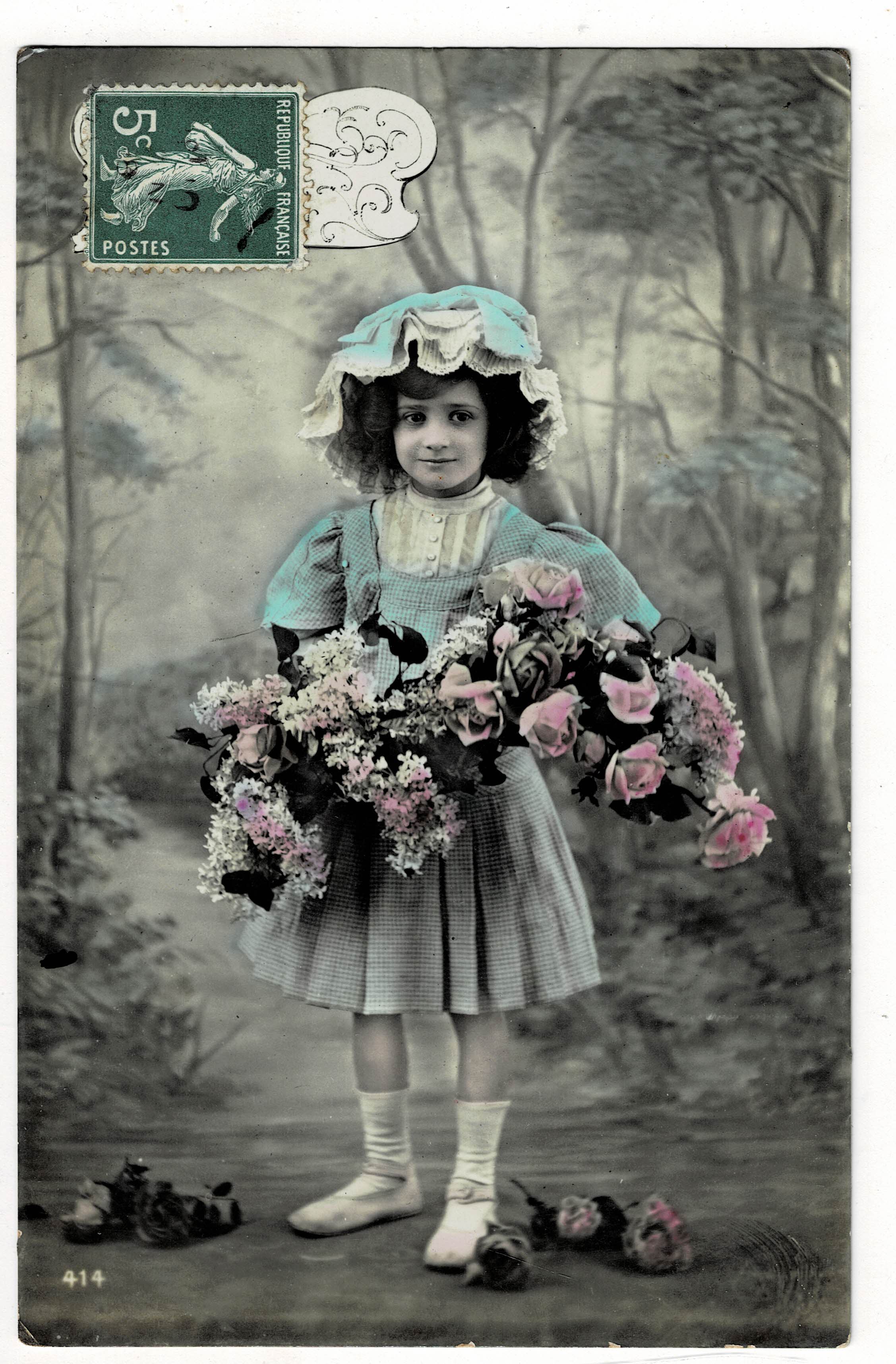 POSTAL DE NIÑOS. NIÑA CON FLORES.
