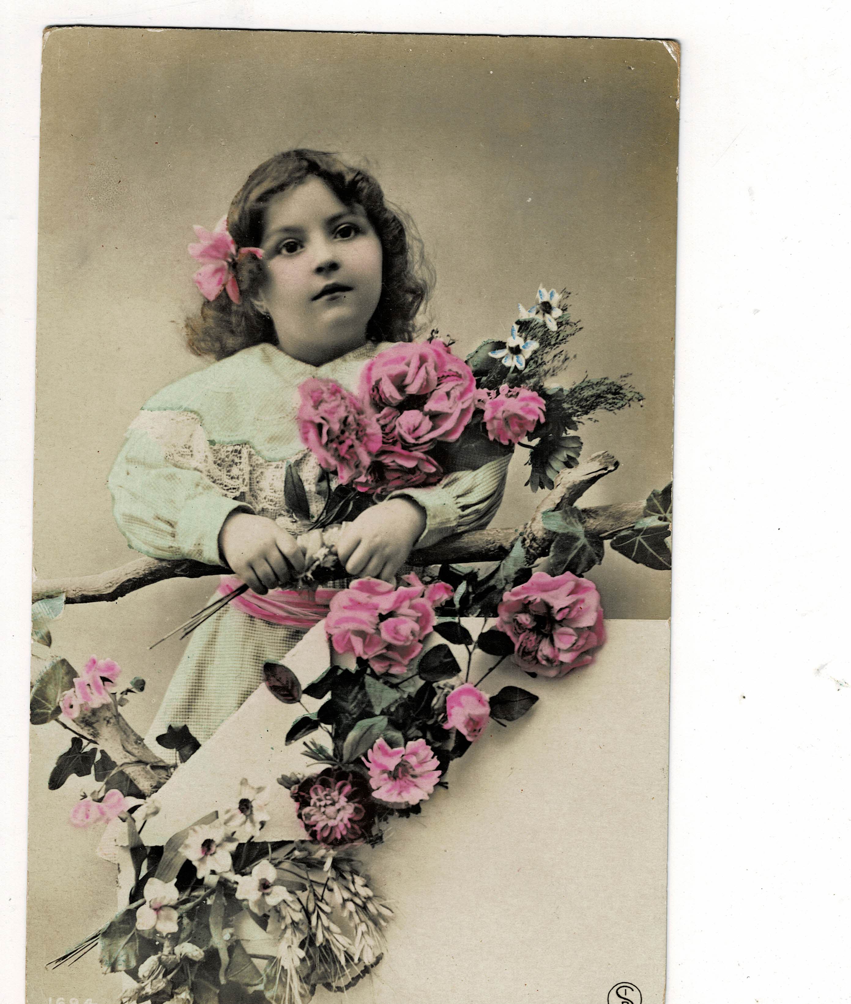 POSTAL DE NIÑOS. NIÑA CON FLORES.