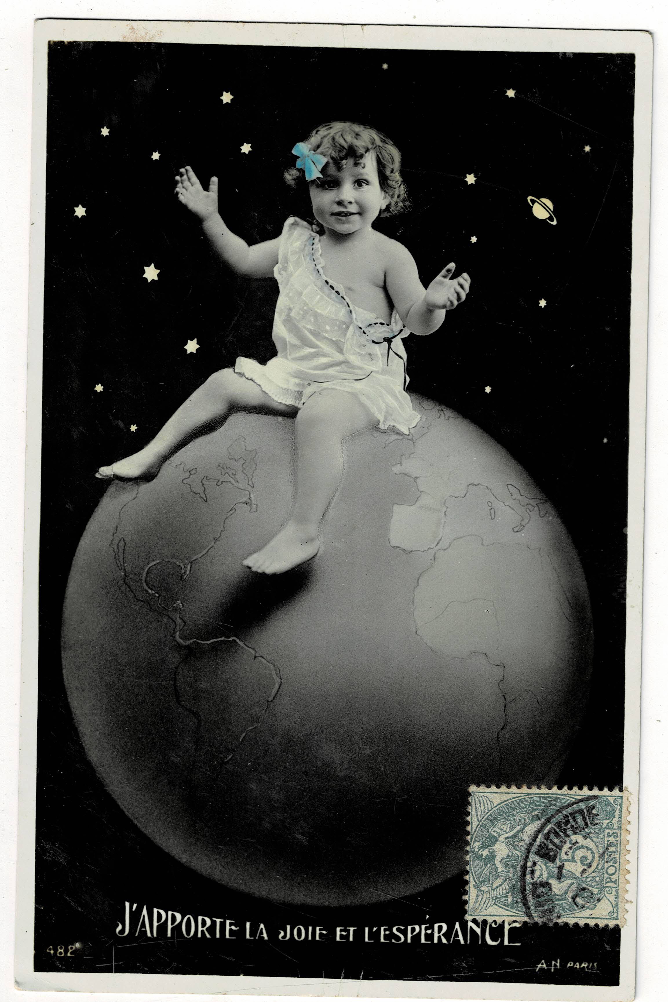 POSTAL DE NIÑOS. NIÑA GLOBO TERRAQUEO.