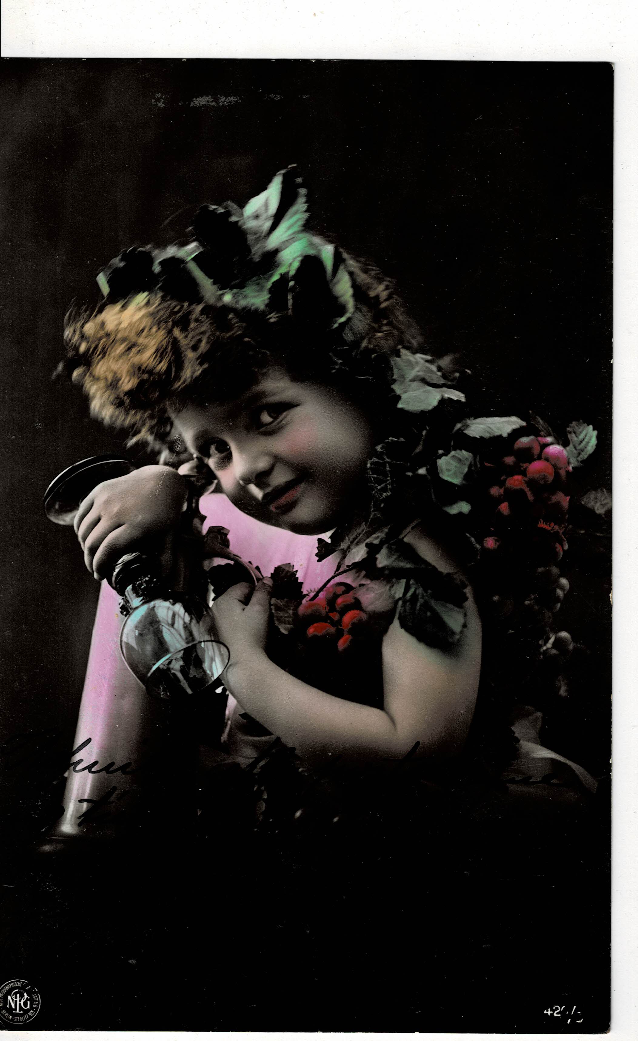 POSTAL DE NIÑOS. NIÑA CON COPA.