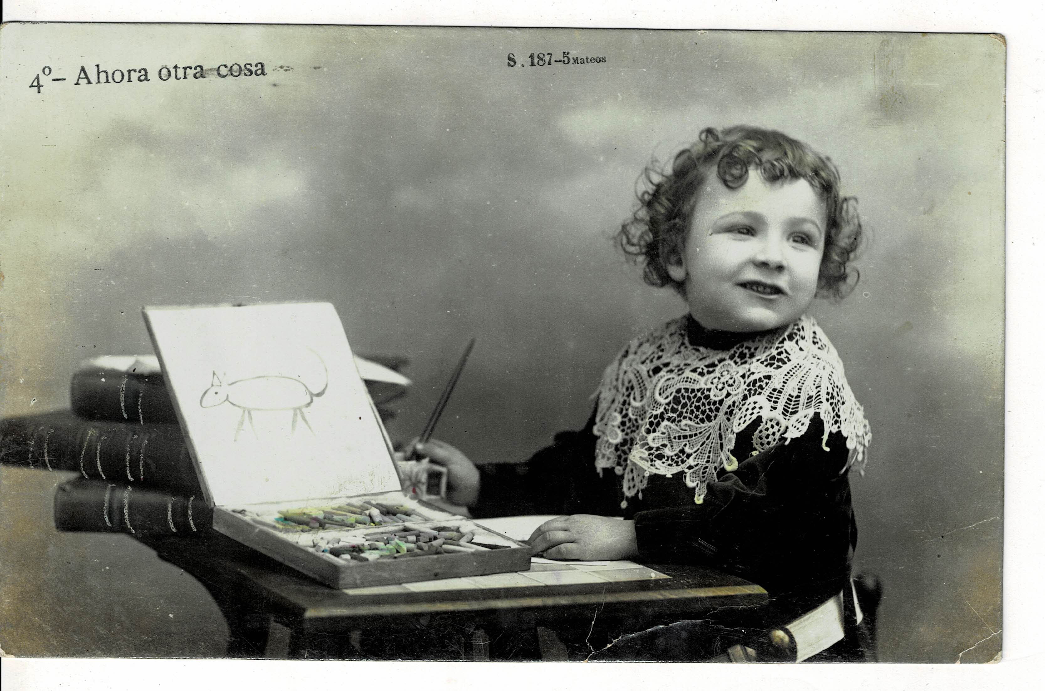 POSTAL DE NIÑOS. NIÑO DIBUJANDO.
