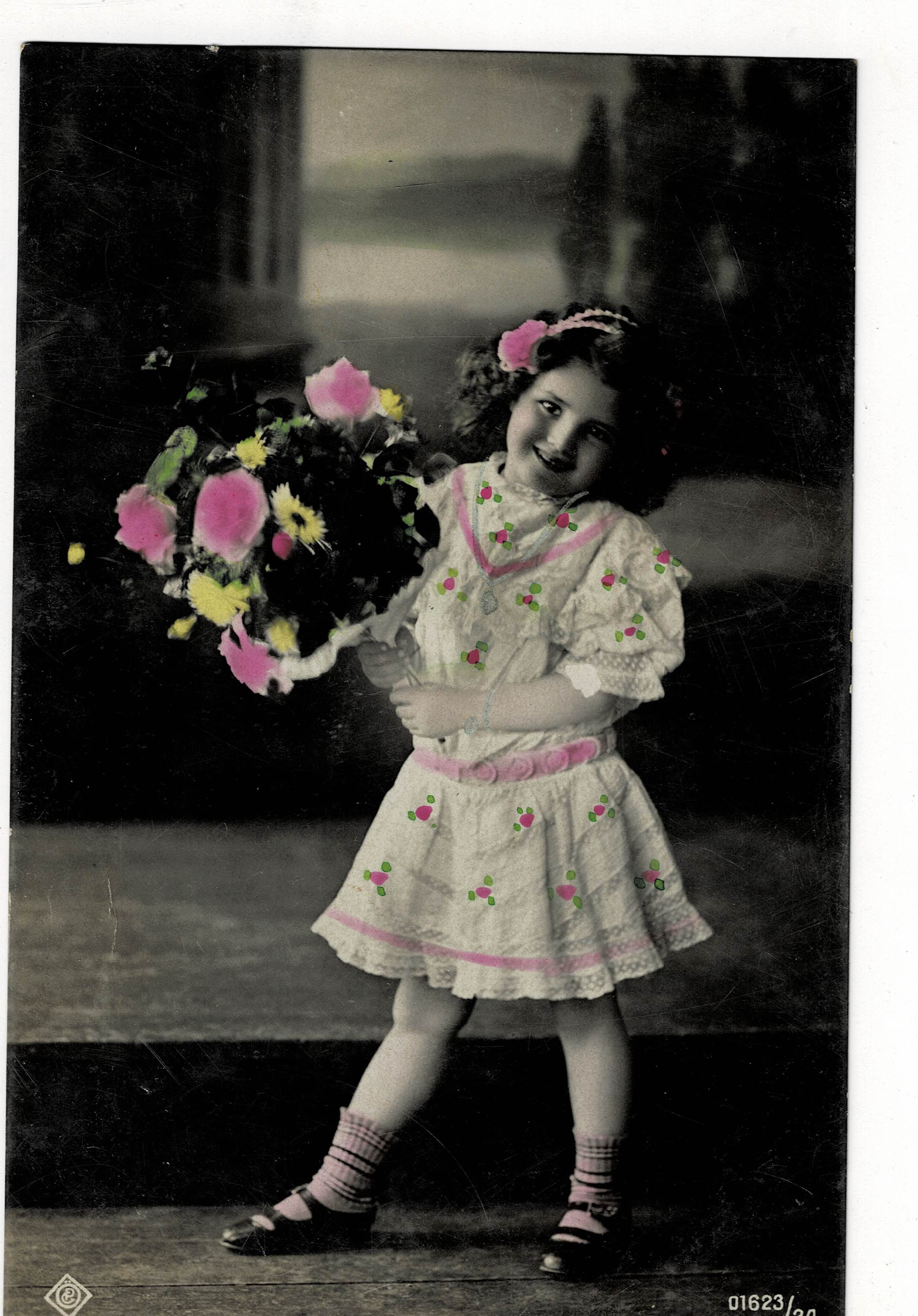 POSTAL DE NIÑOS. NIÑA CON FLORES.