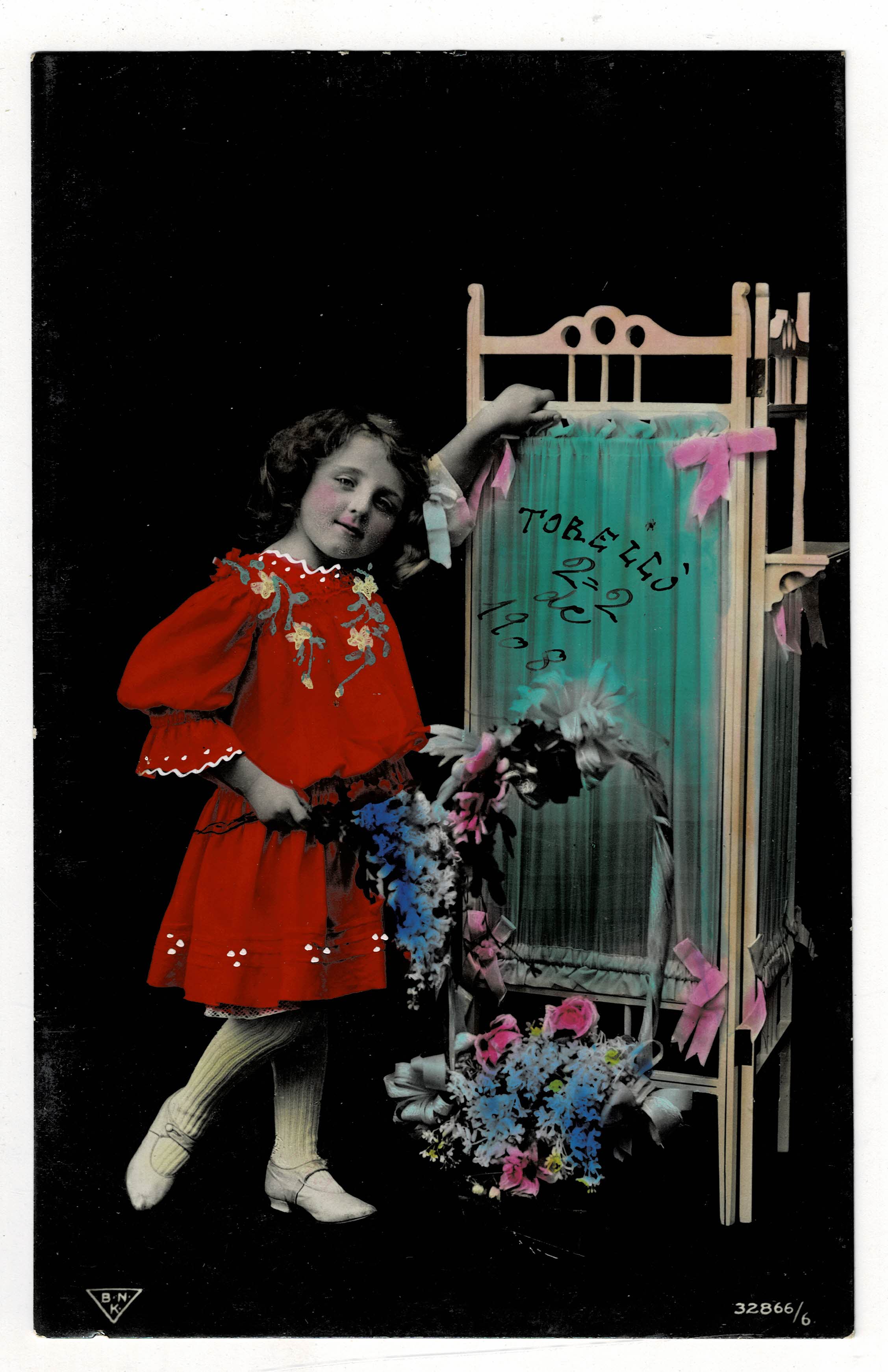POSTAL DE NIÑOS. NIÑA DE ROJO.