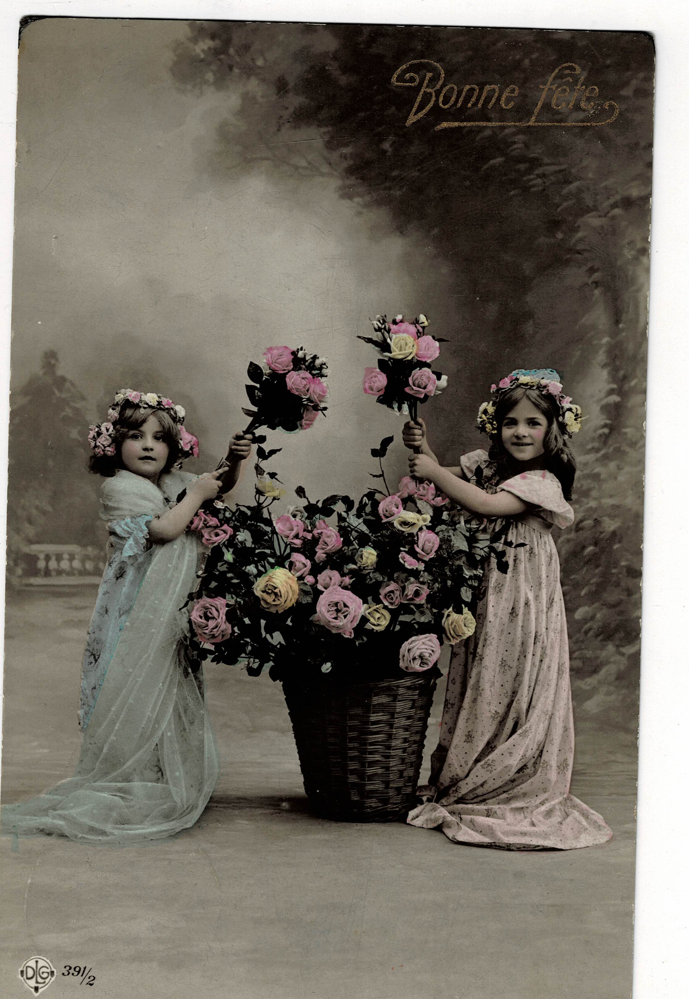 POSTAL DE NIÑOS. NIÑAS CON FLORES.