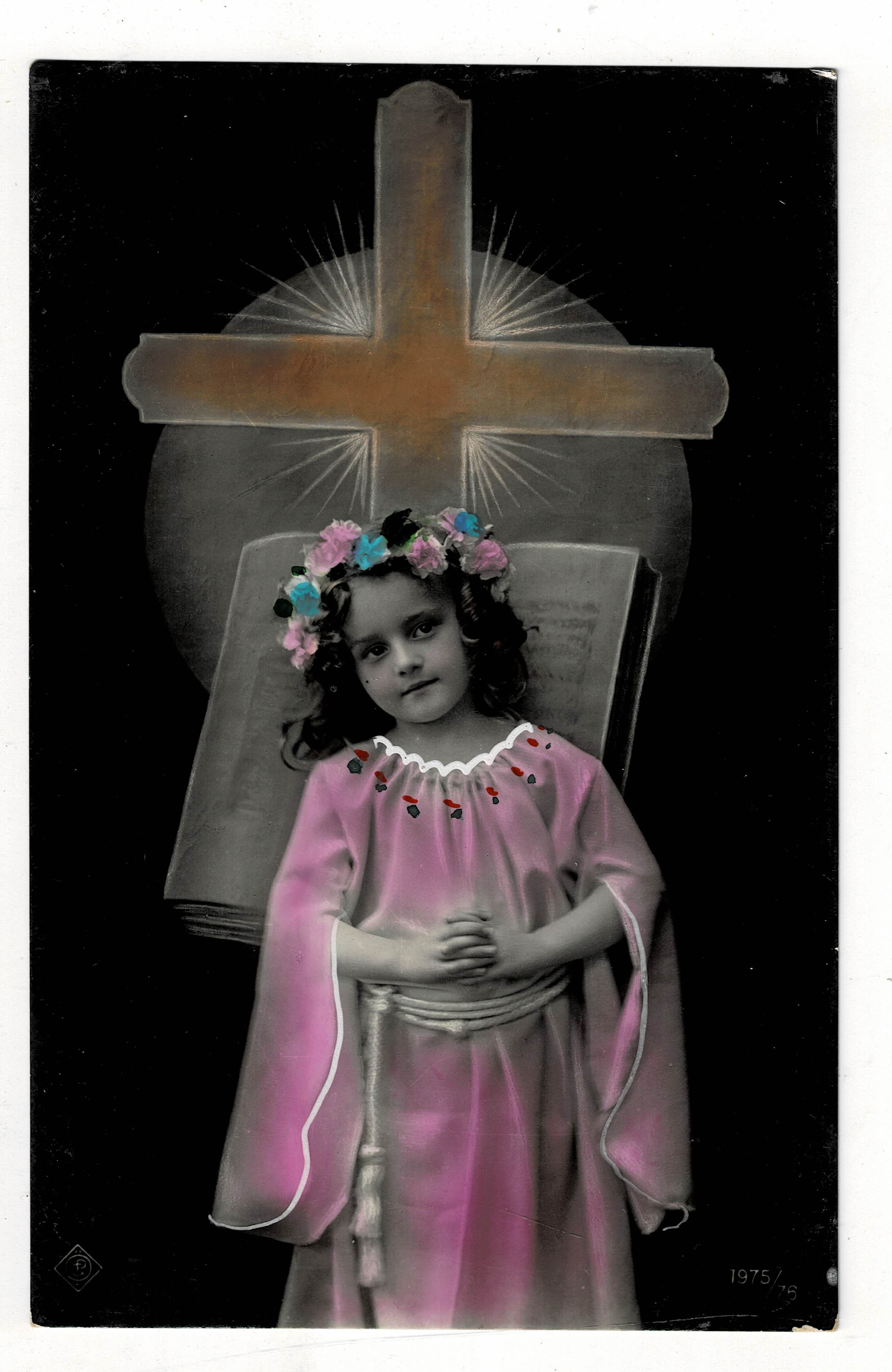 POSTAL DE NIÑOS. NIÑA CON CRUZ.
