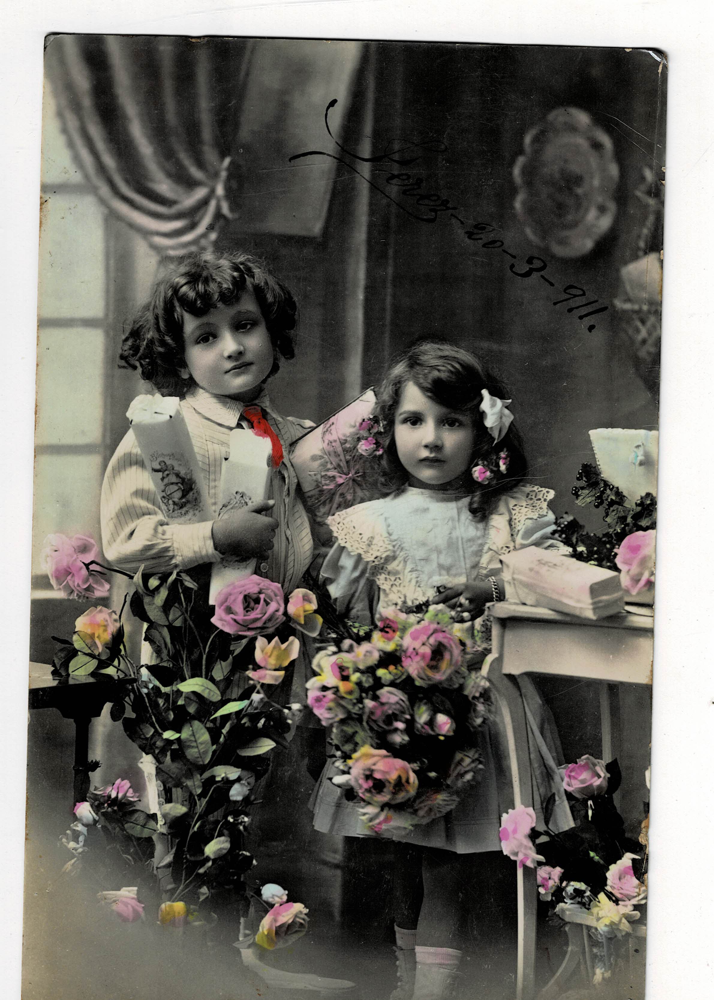 POSTAL DE NIÑOS. NIÑOS CON FLORES.