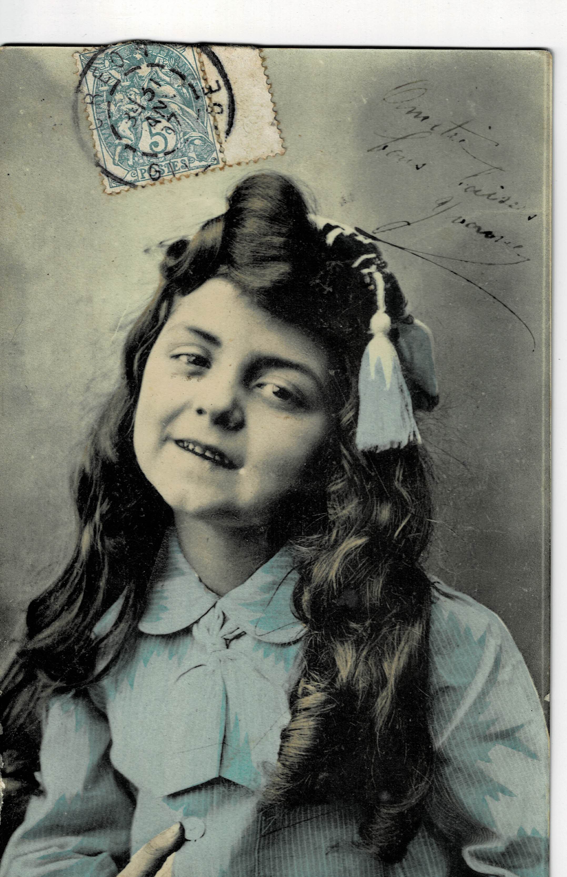 POSTAL DE NIÑOS. NIÑA DE AZUL.