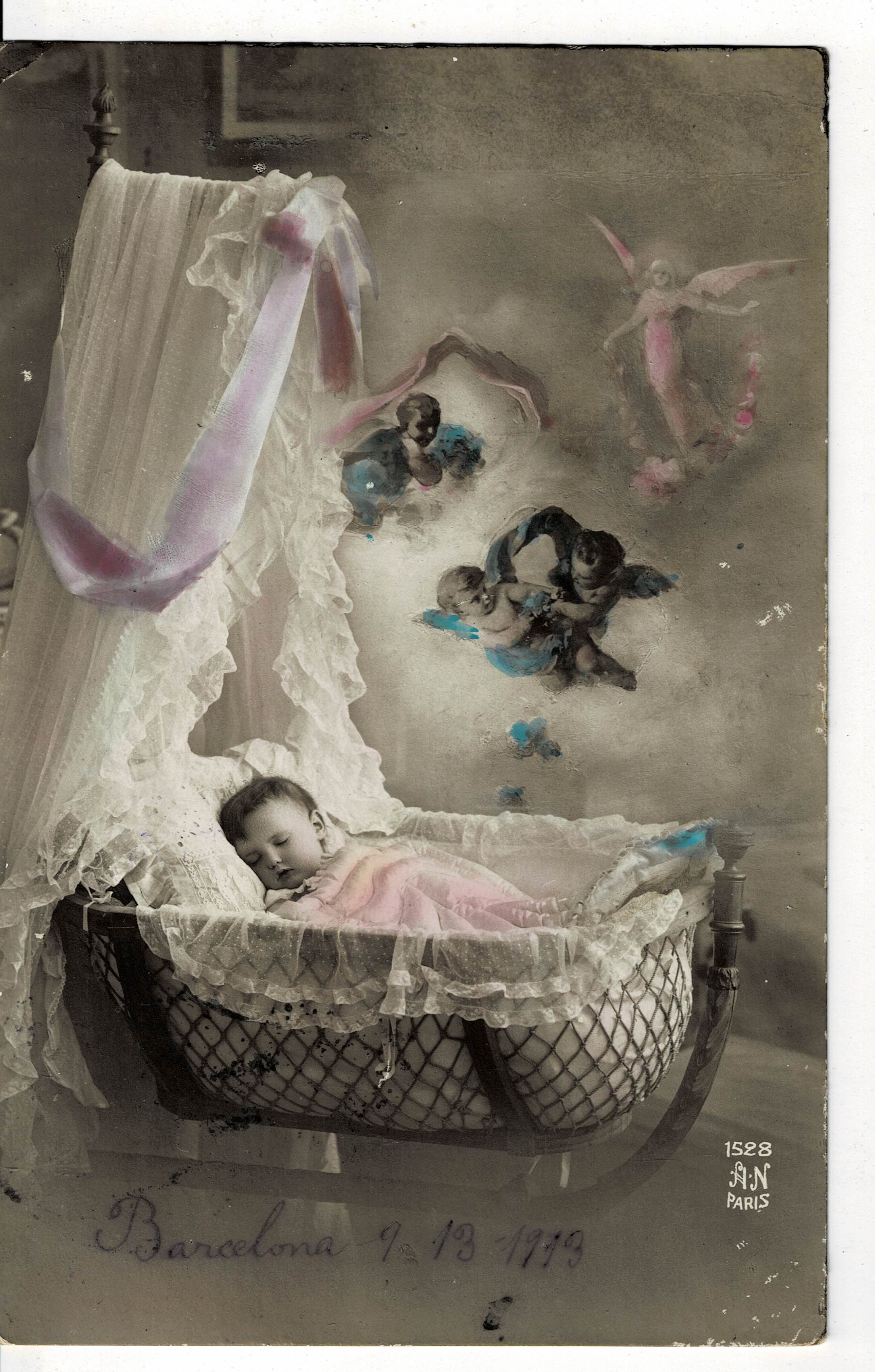 POSTAL DE NIÑOS. BEBE EN CUNA.
