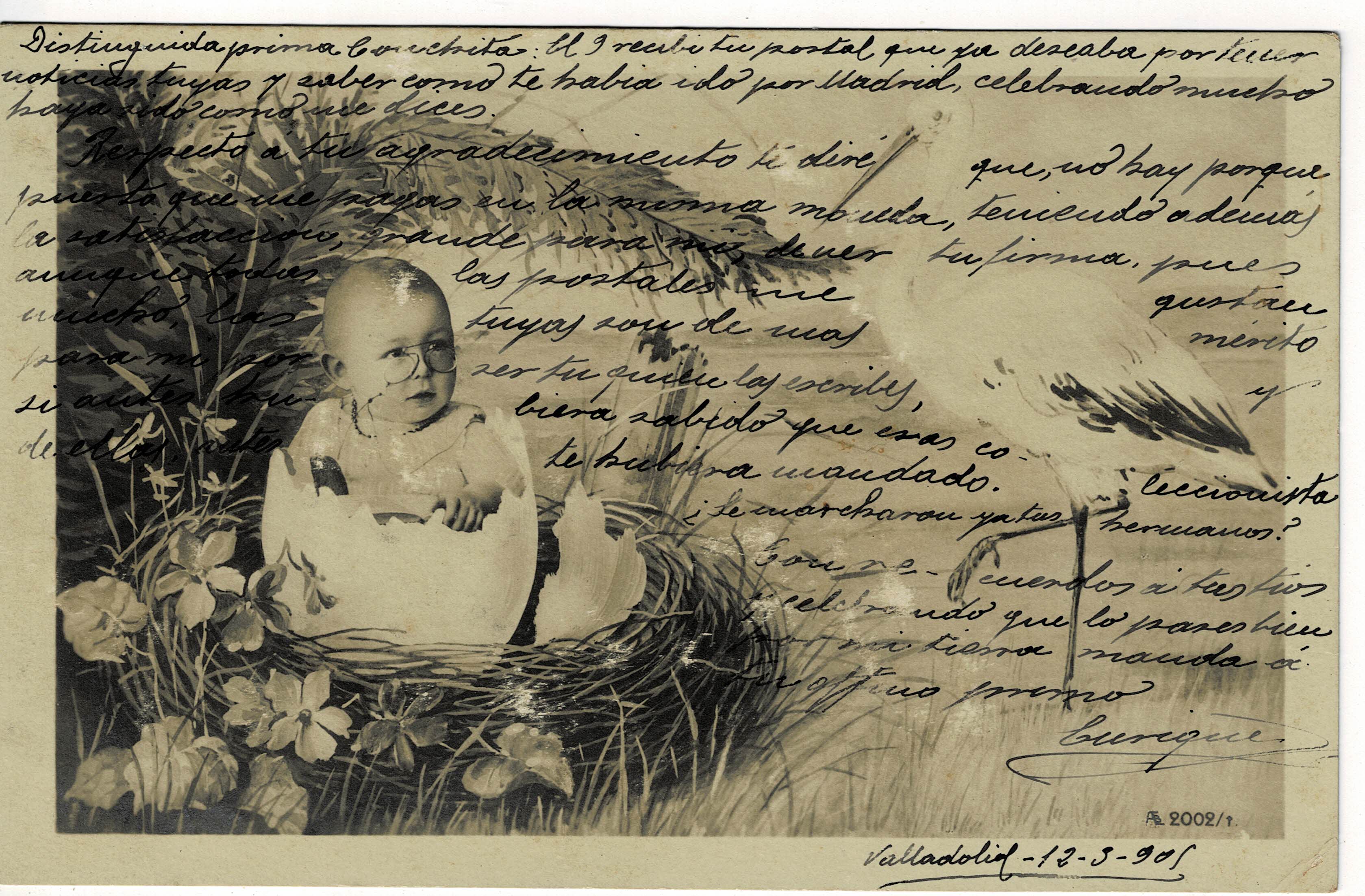 POSTAL DE NIÑOS. BEBE SALIENDO DE UN HUEVO.
