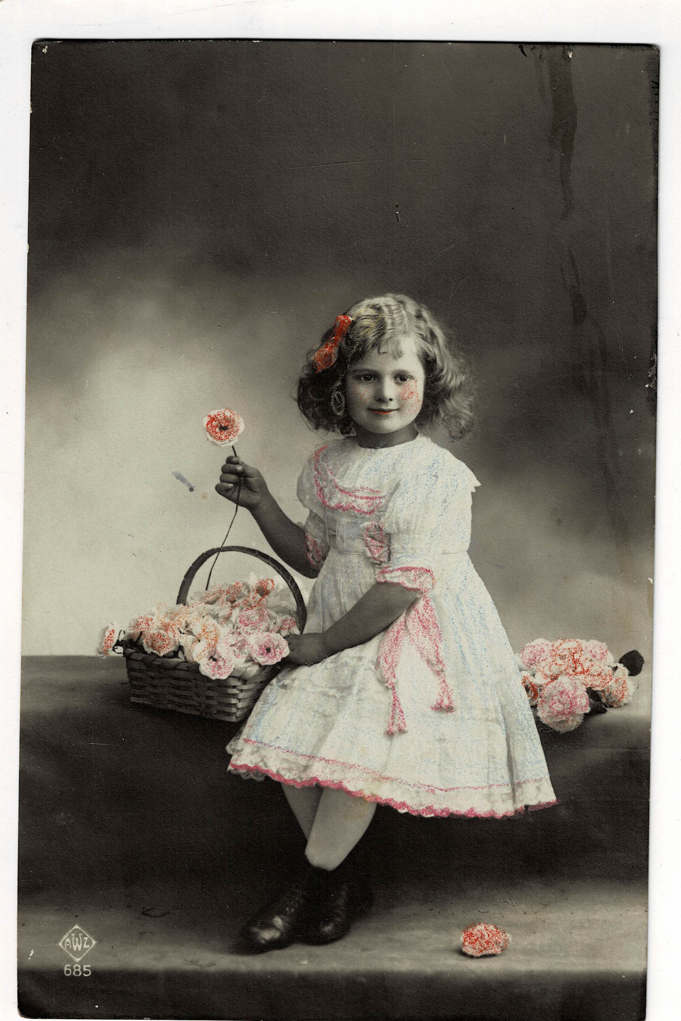 POSTAL DE NIÑOS. NIÑA CON FLORES.