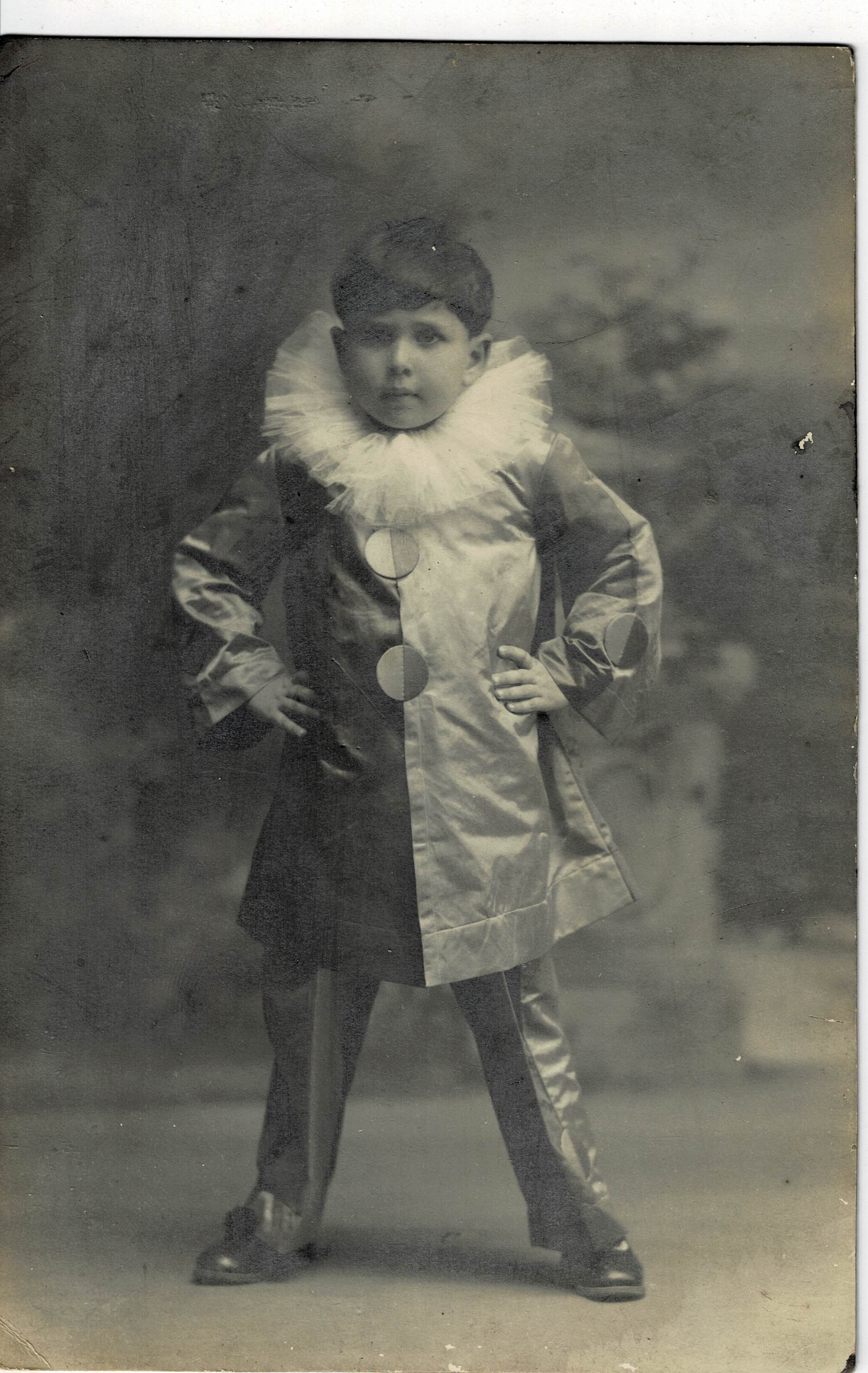POSTAL DE NIÑOS. NIÑO DISFRAZADO.