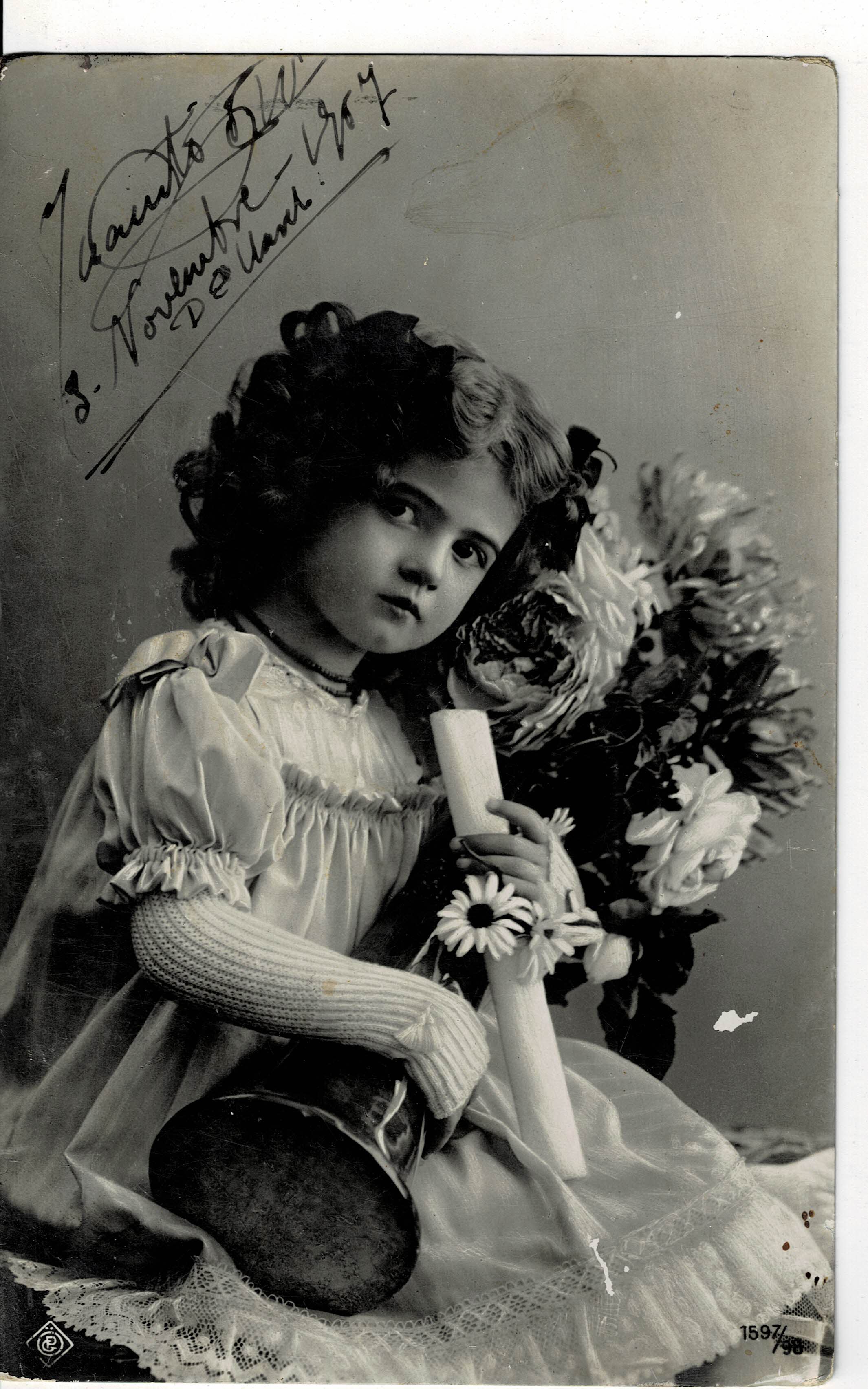 POSTAL DE NIÑOS. NIÑA CON FLORES.