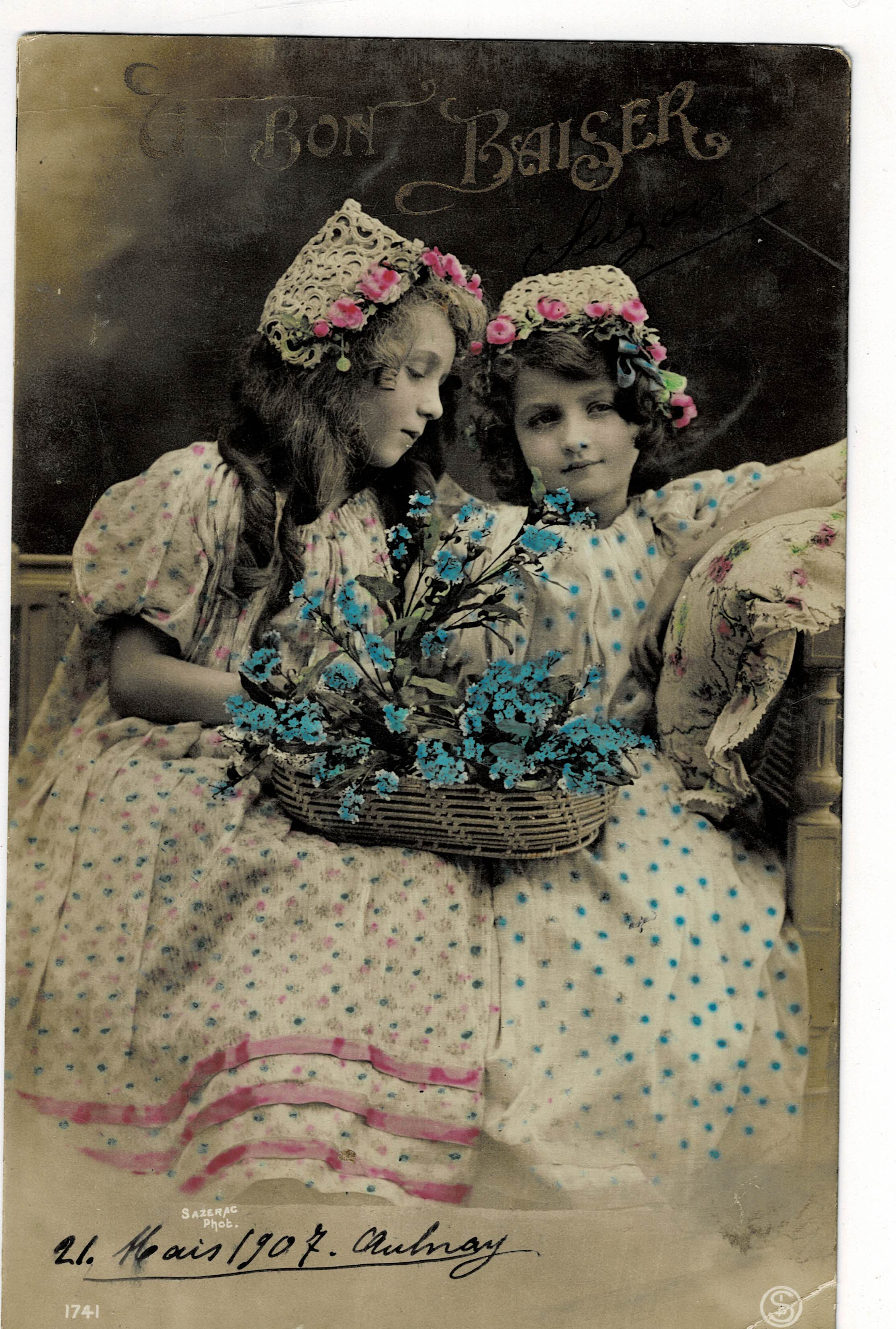 POSTAL DE NIÑOS. NIÑAS CON FLORES. UN BON BAISER.