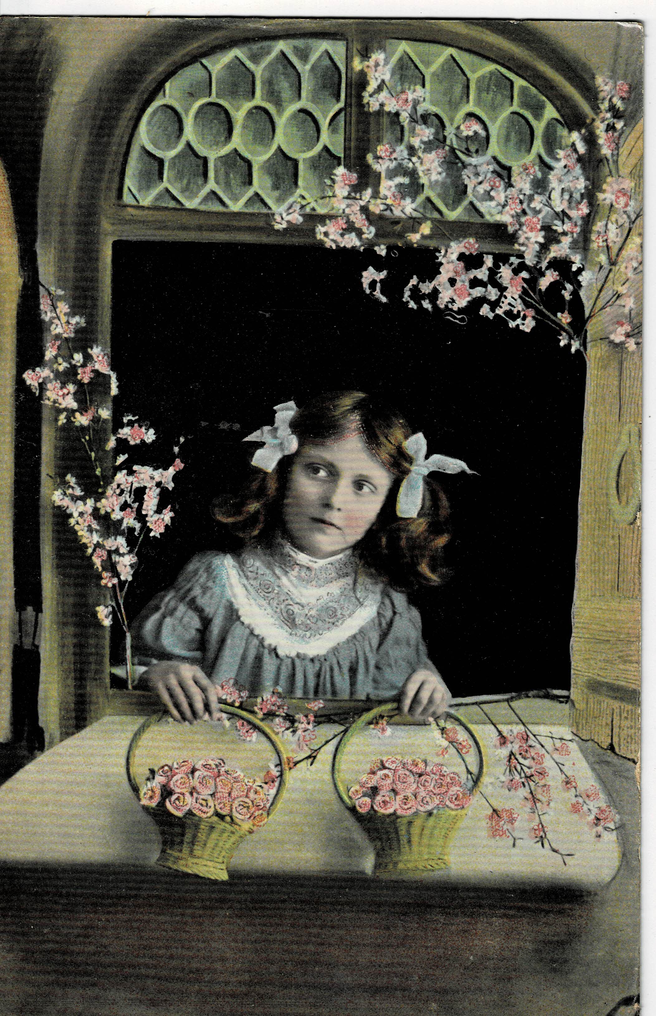 POSTAL DE NIÑOS. NIÑA EN LA VENTANA.