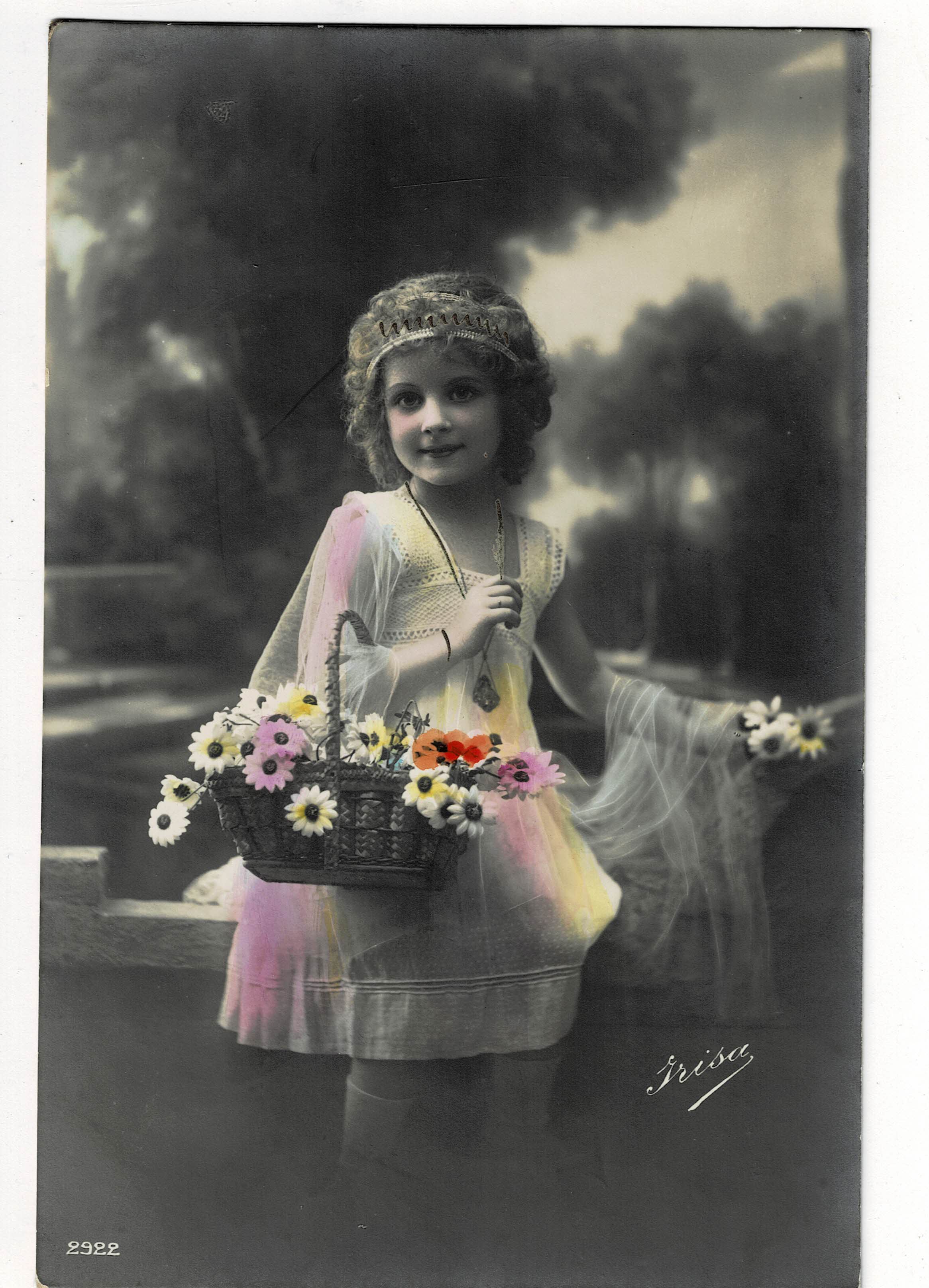 POSTAL DE NIÑOS. NIÑA CON FLORES.