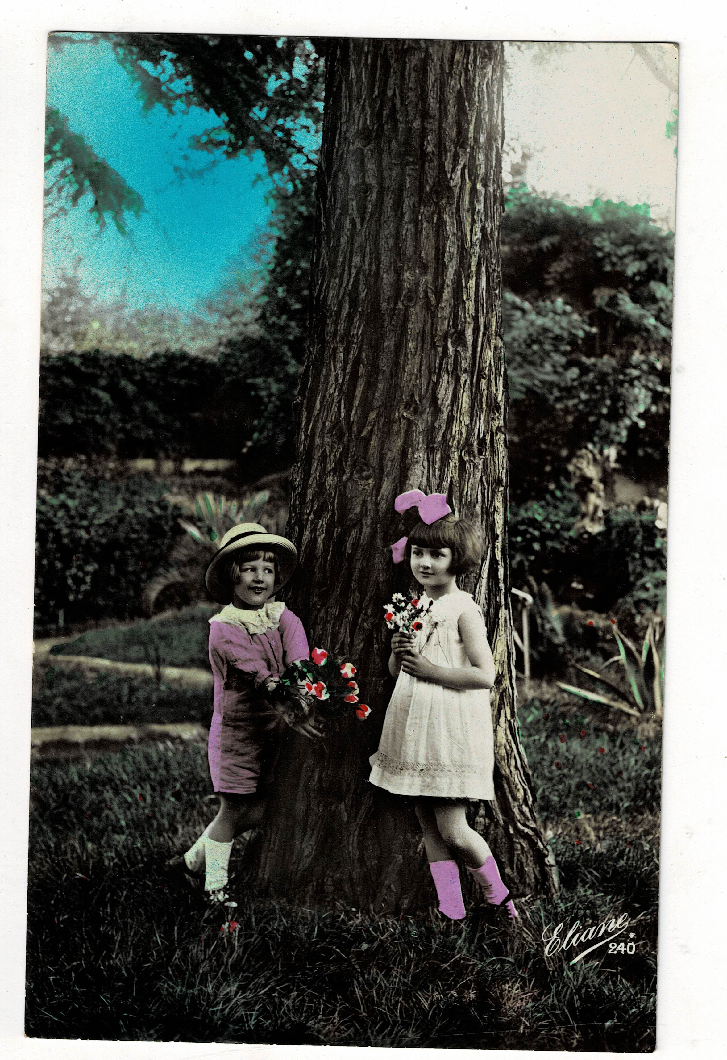 POSTAL DE NIÑOS. NIÑAS CON ARBOL.