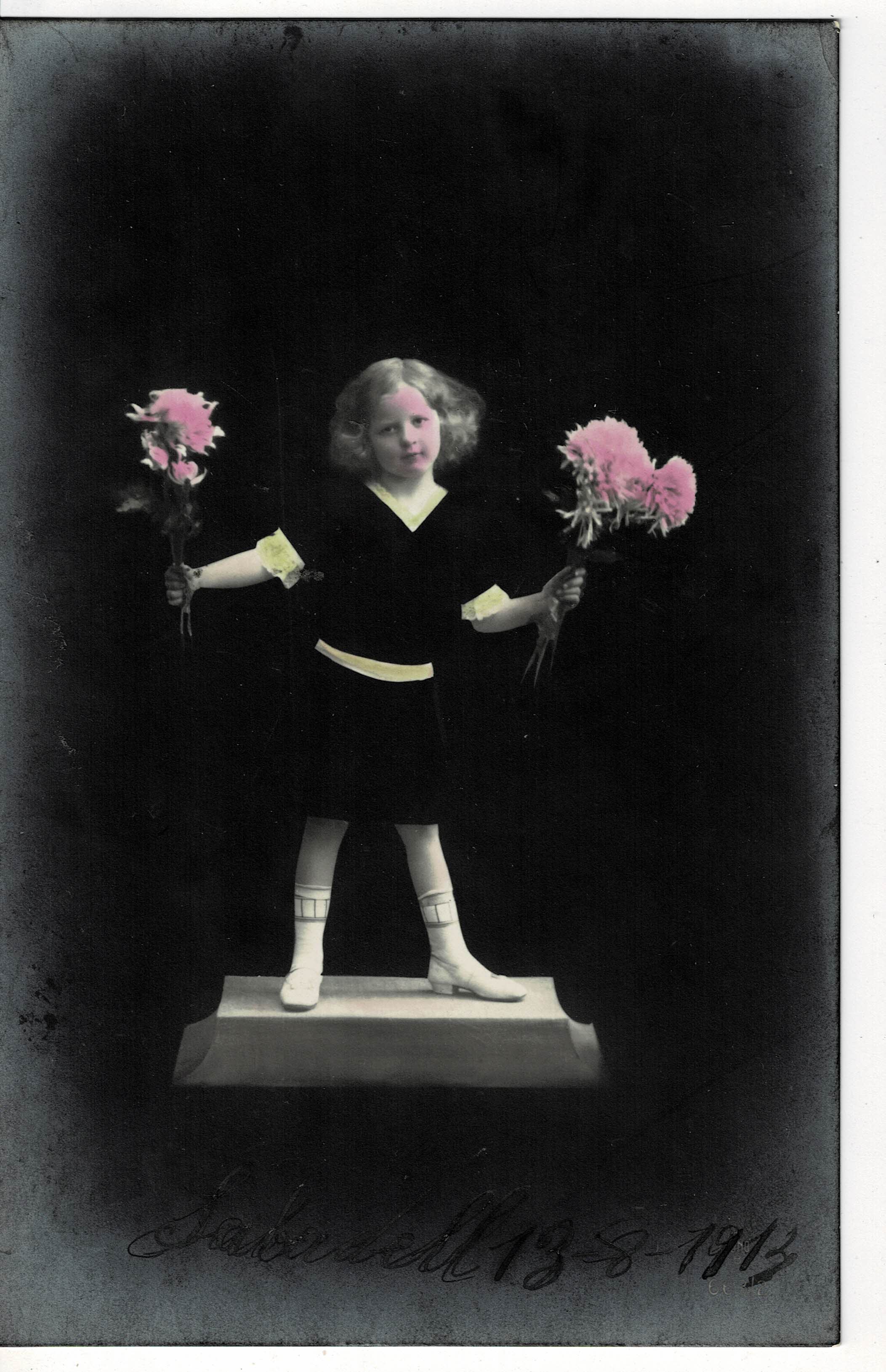 POSTAL DE NIÑOS. NIÑA CON FLORES.