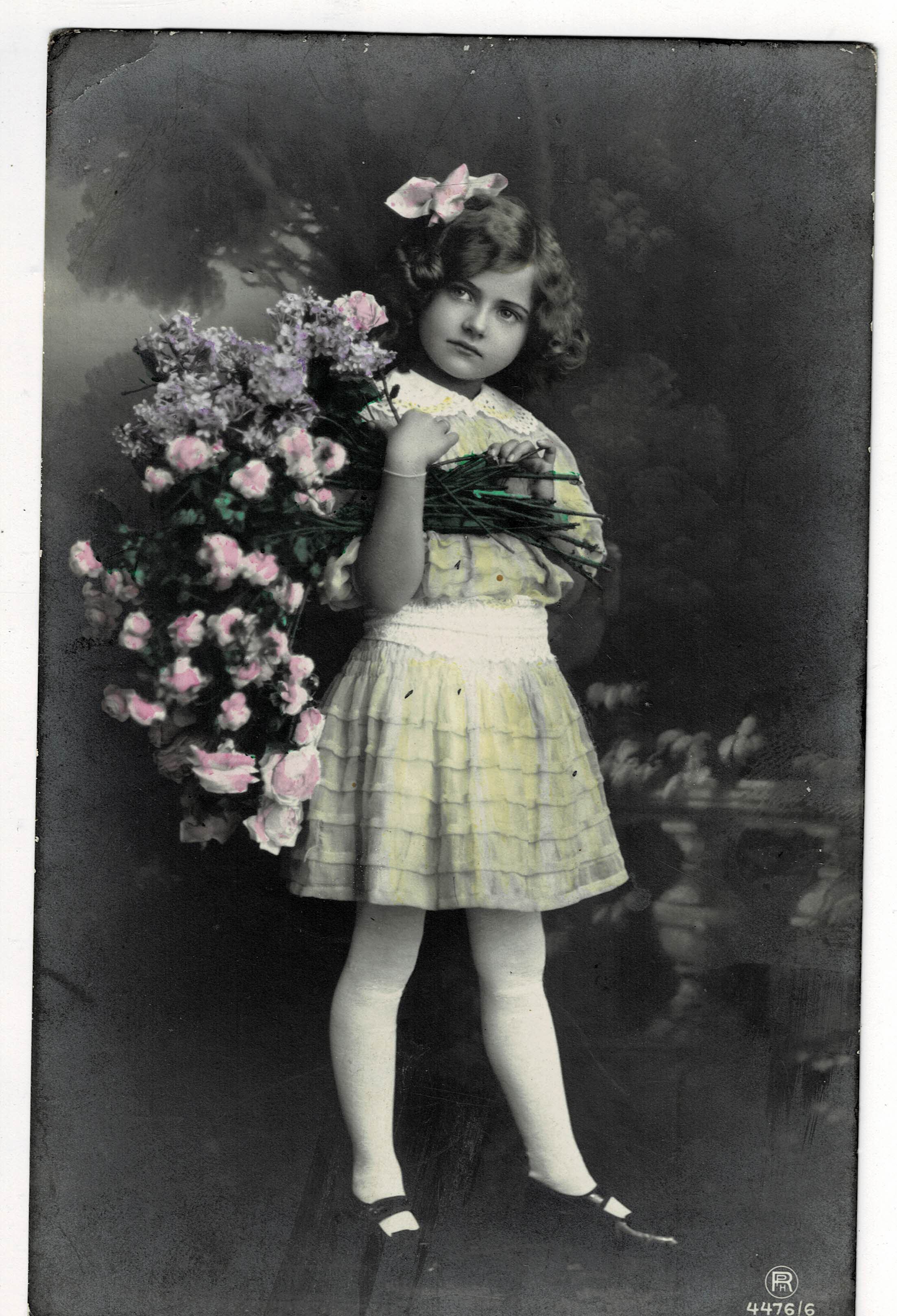 POSTAL DE NIÑOS. NIÑA CON FLORES.