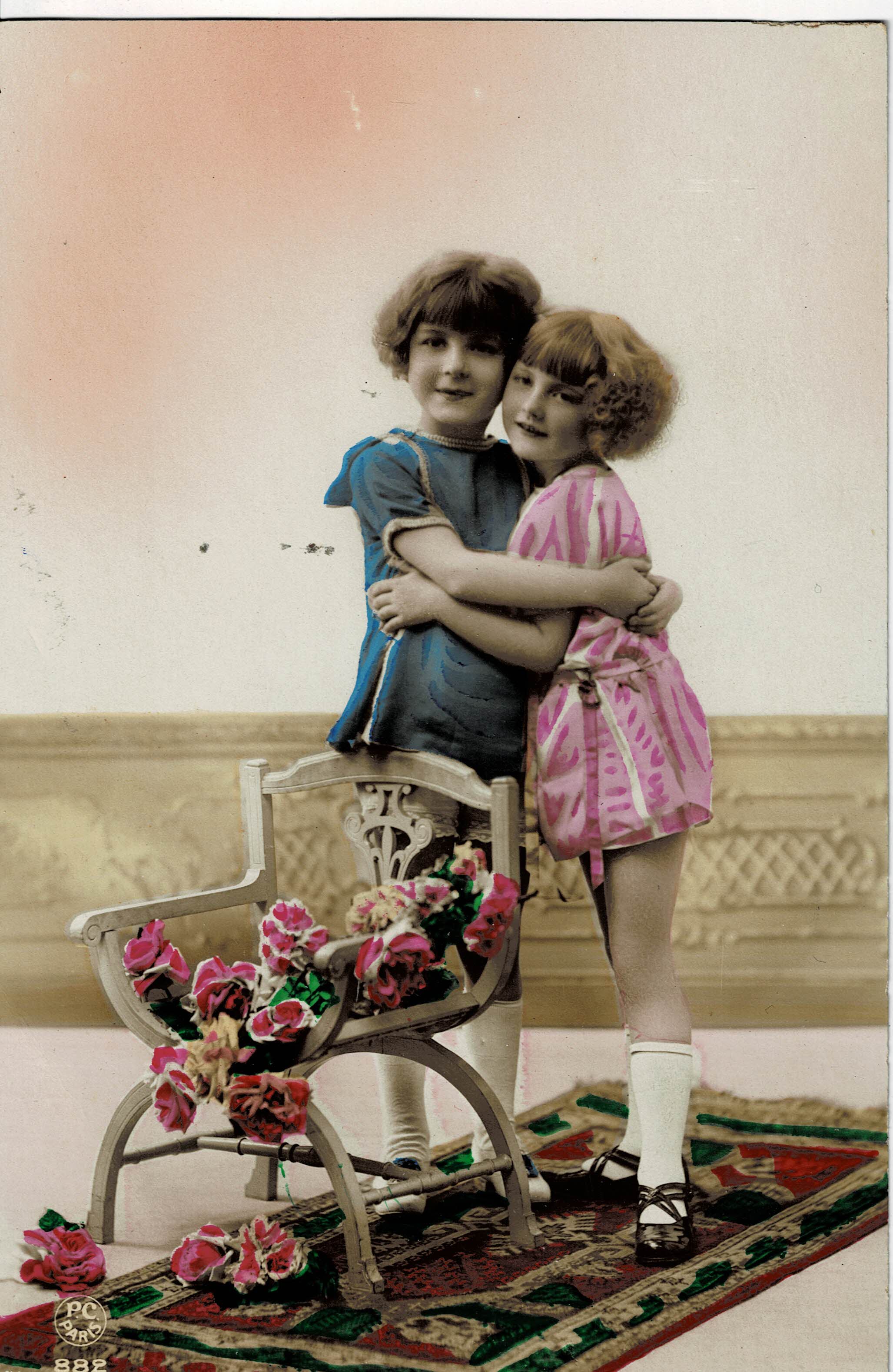 POSTAL DE NIÑOS. NIÑAS ABRAZO.