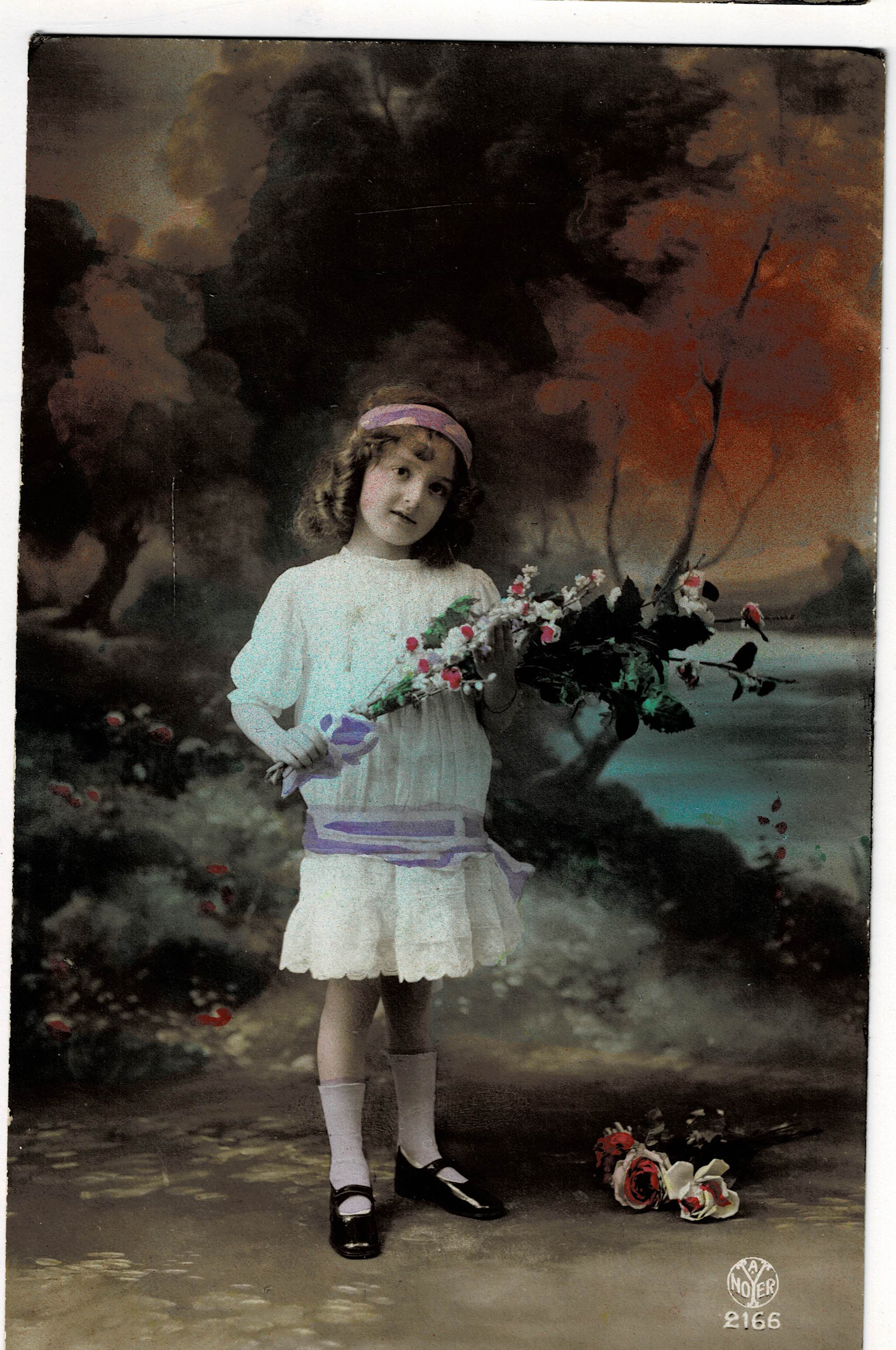 POSTAL DE NIÑOS. NIÑA CON FLORES.