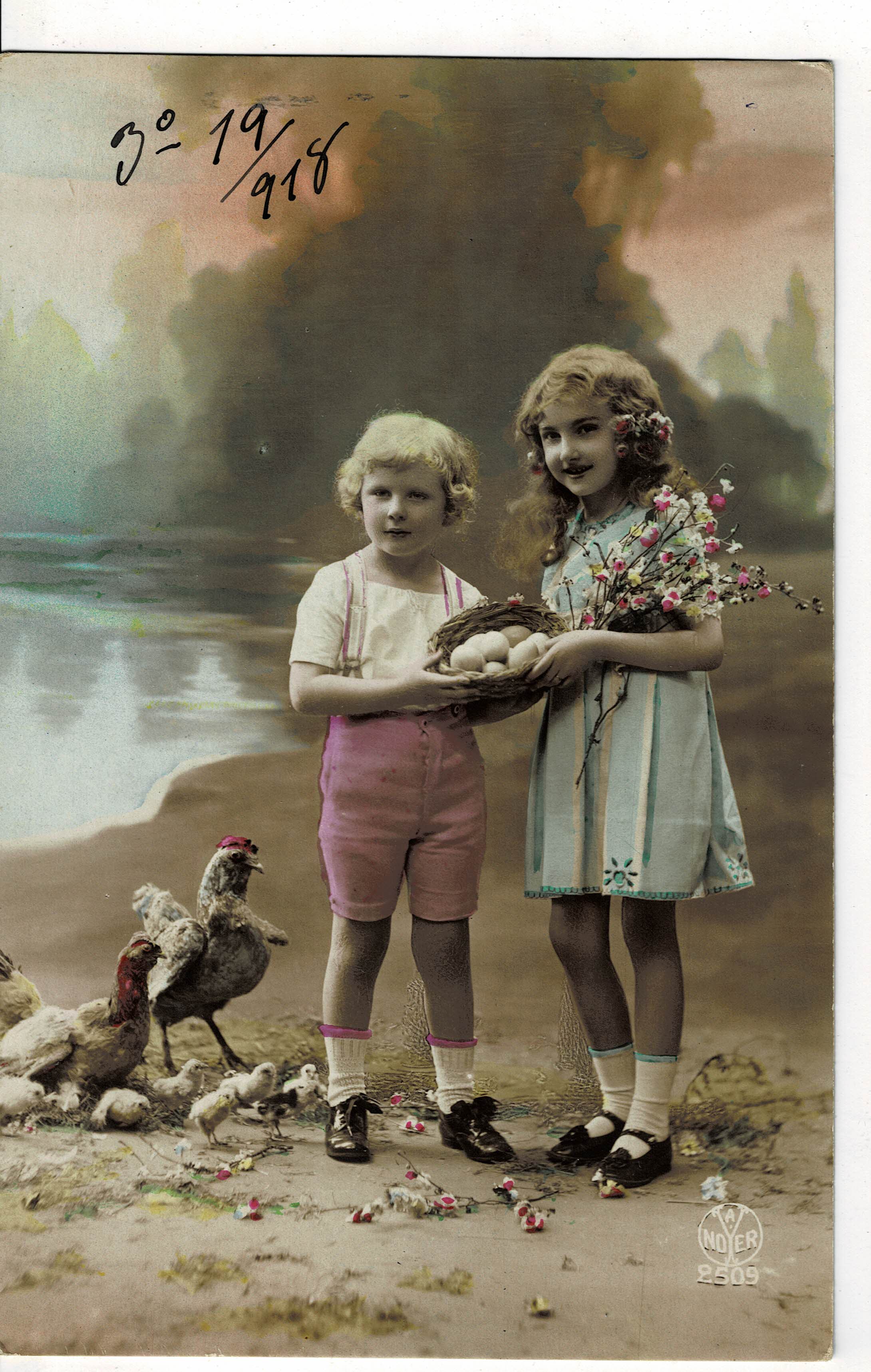 POSTAL DE NIÑOS. NIÑAS CON GALLINAS.