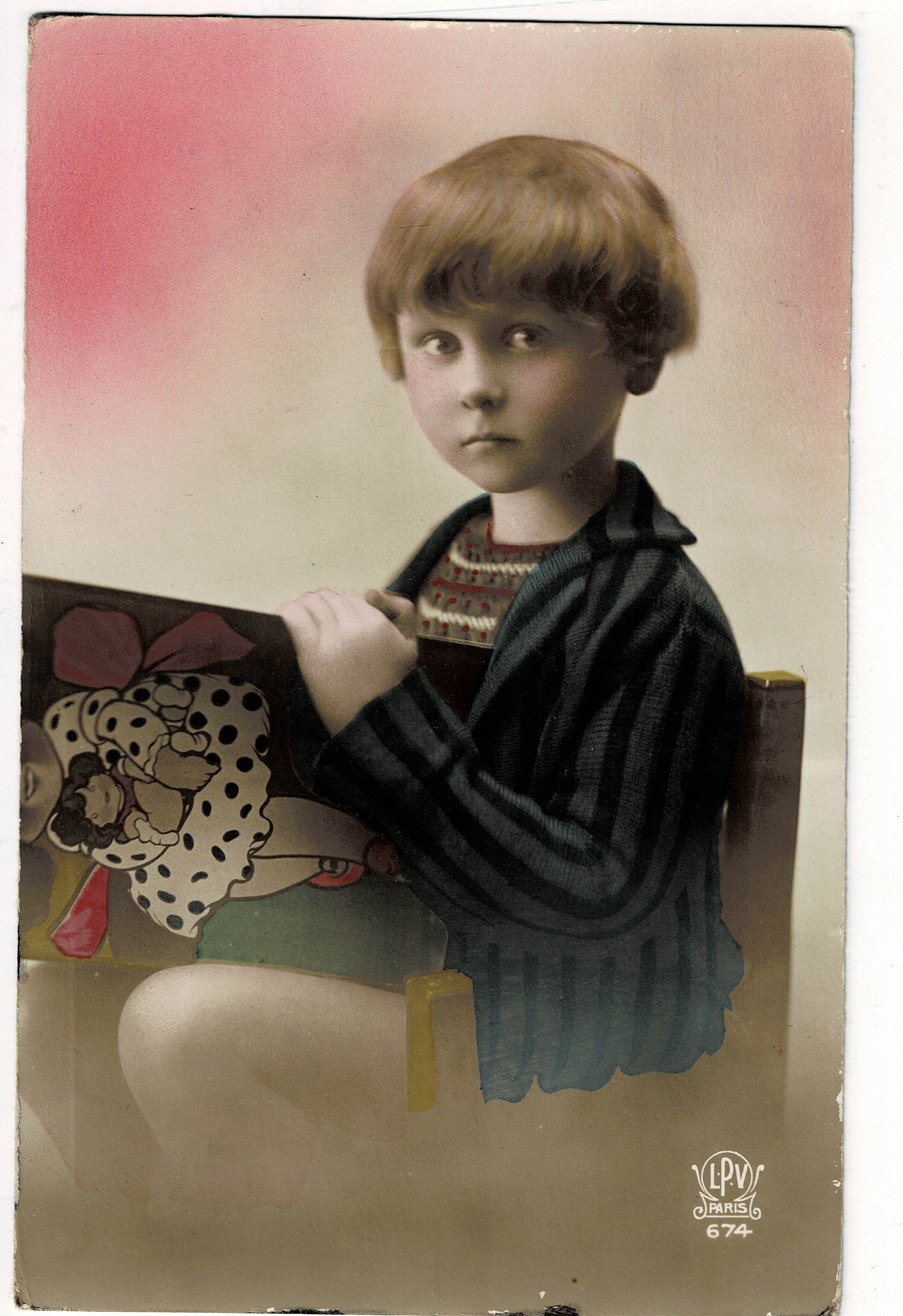 POSTAL DE NIÑOS. NIÑO CON LIBRO.