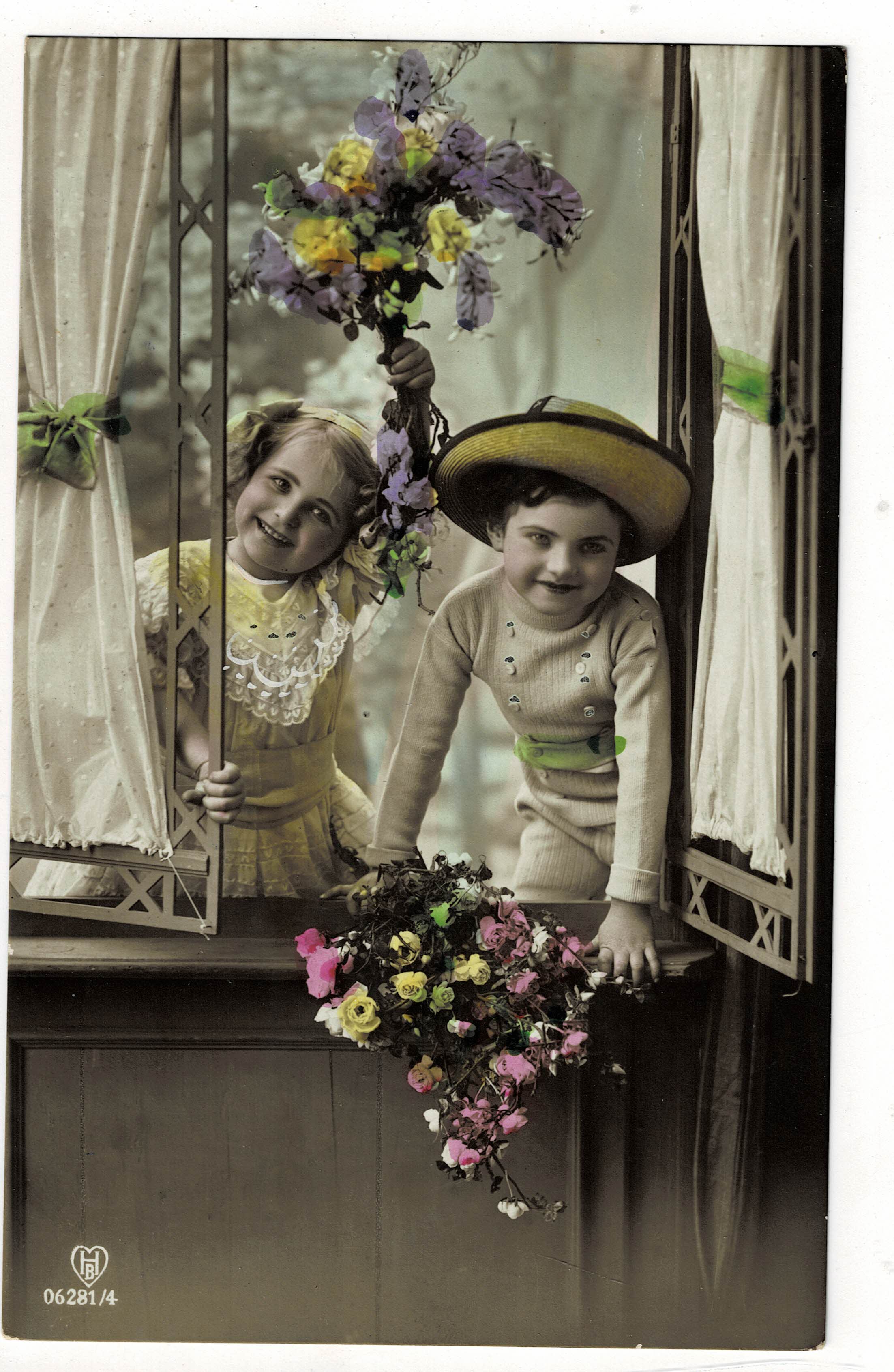POSTAL DE NIÑOS. NIÑAS EN LA VENTANA.