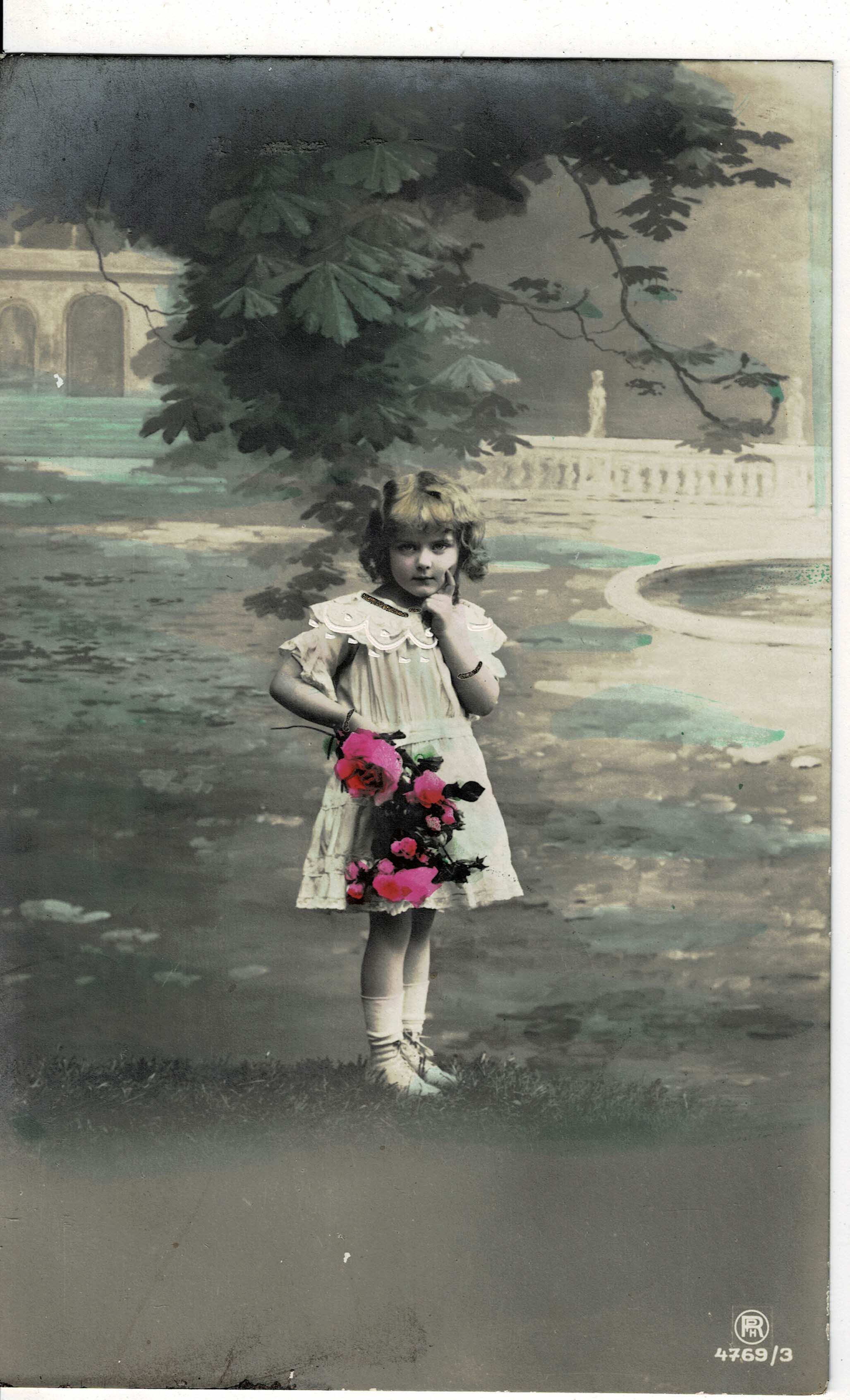 POSTAL DE NIÑOS. NIÑA CON FLORES.
