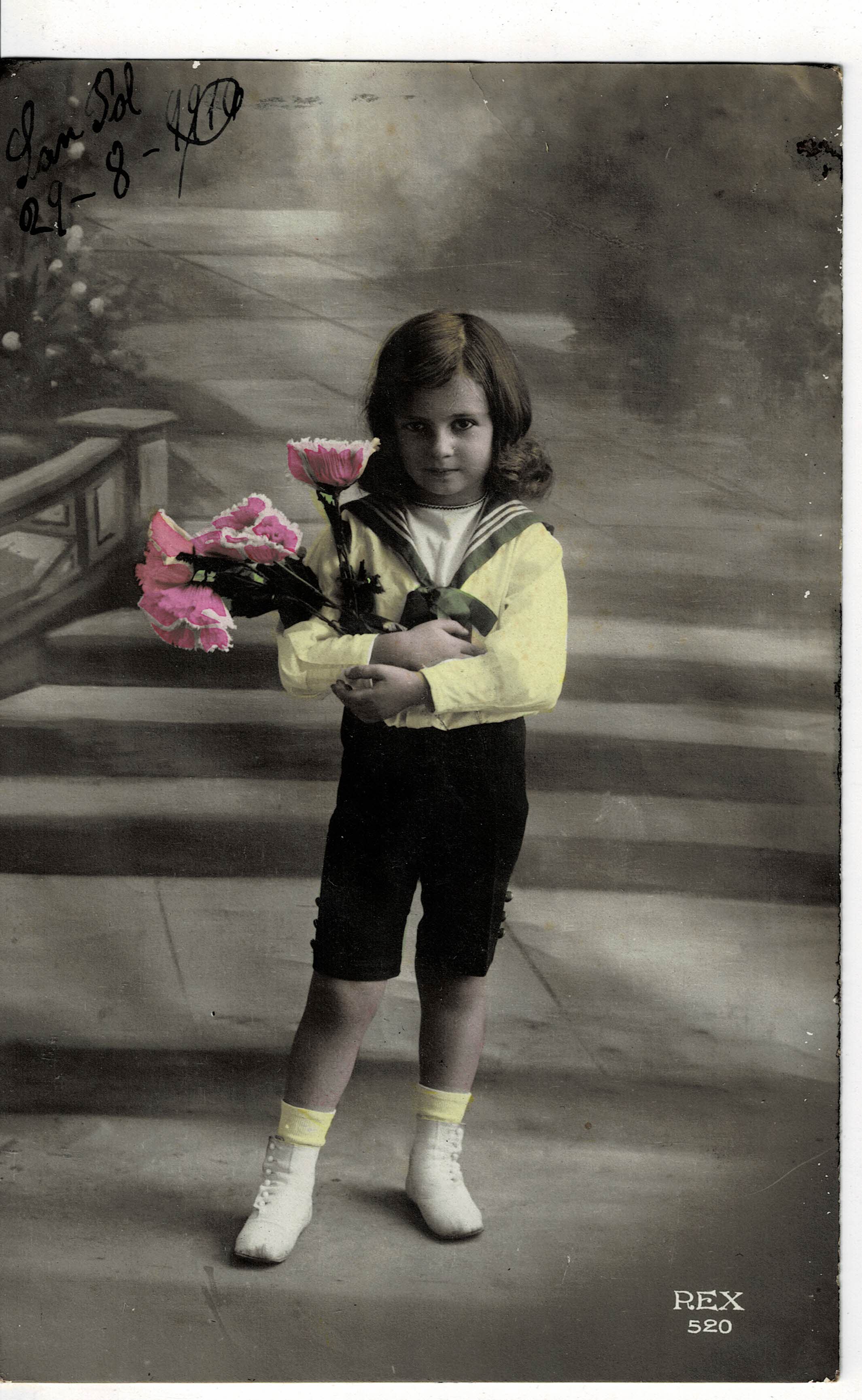 POSTAL DE NIÑOS. NIÑA CON FLORES.
