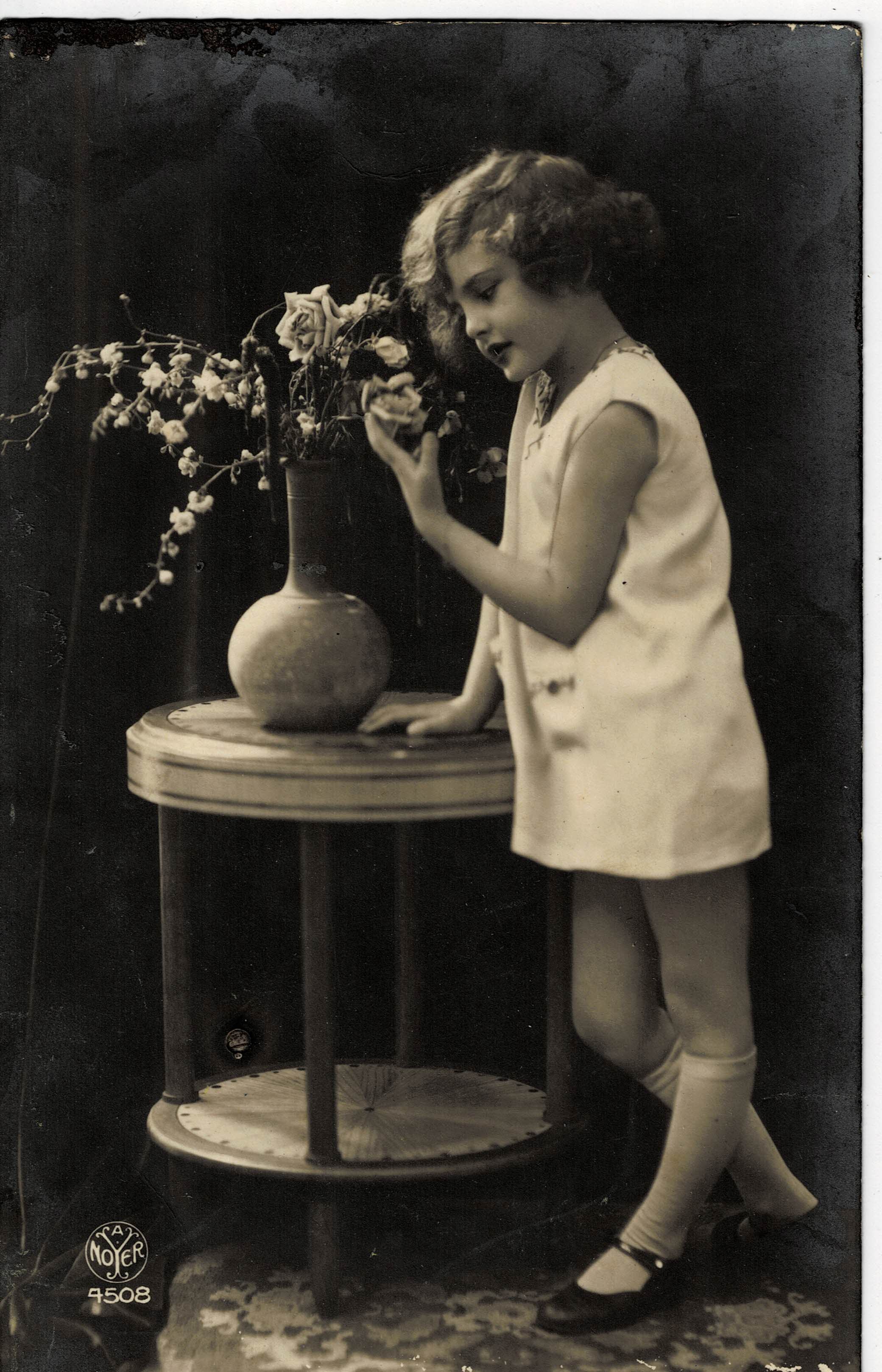 POSTAL DE NIÑOS. NIÑA CON FLORES.
