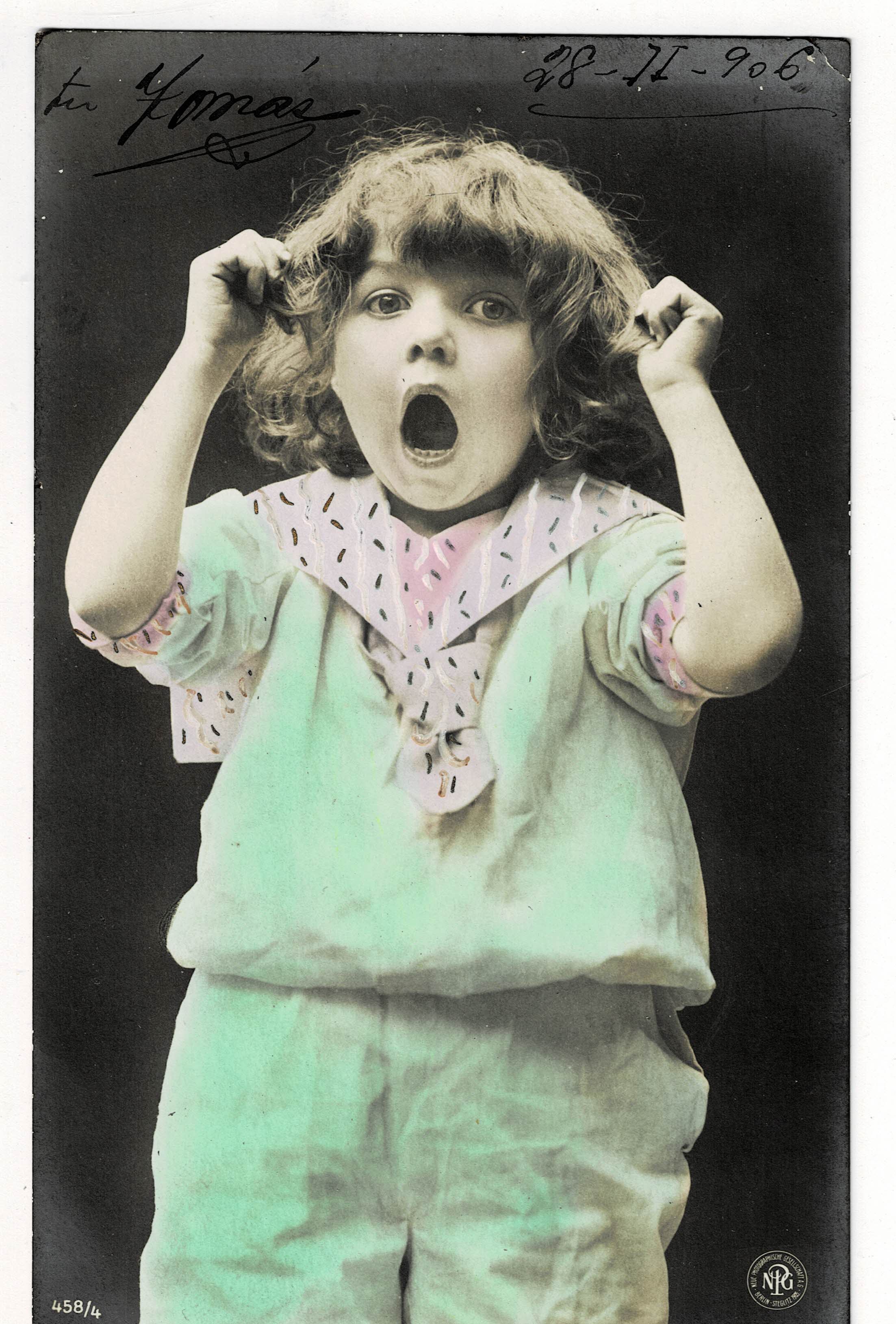 POSTAL DE NIÑOS. NIÑA ASUSTADA.