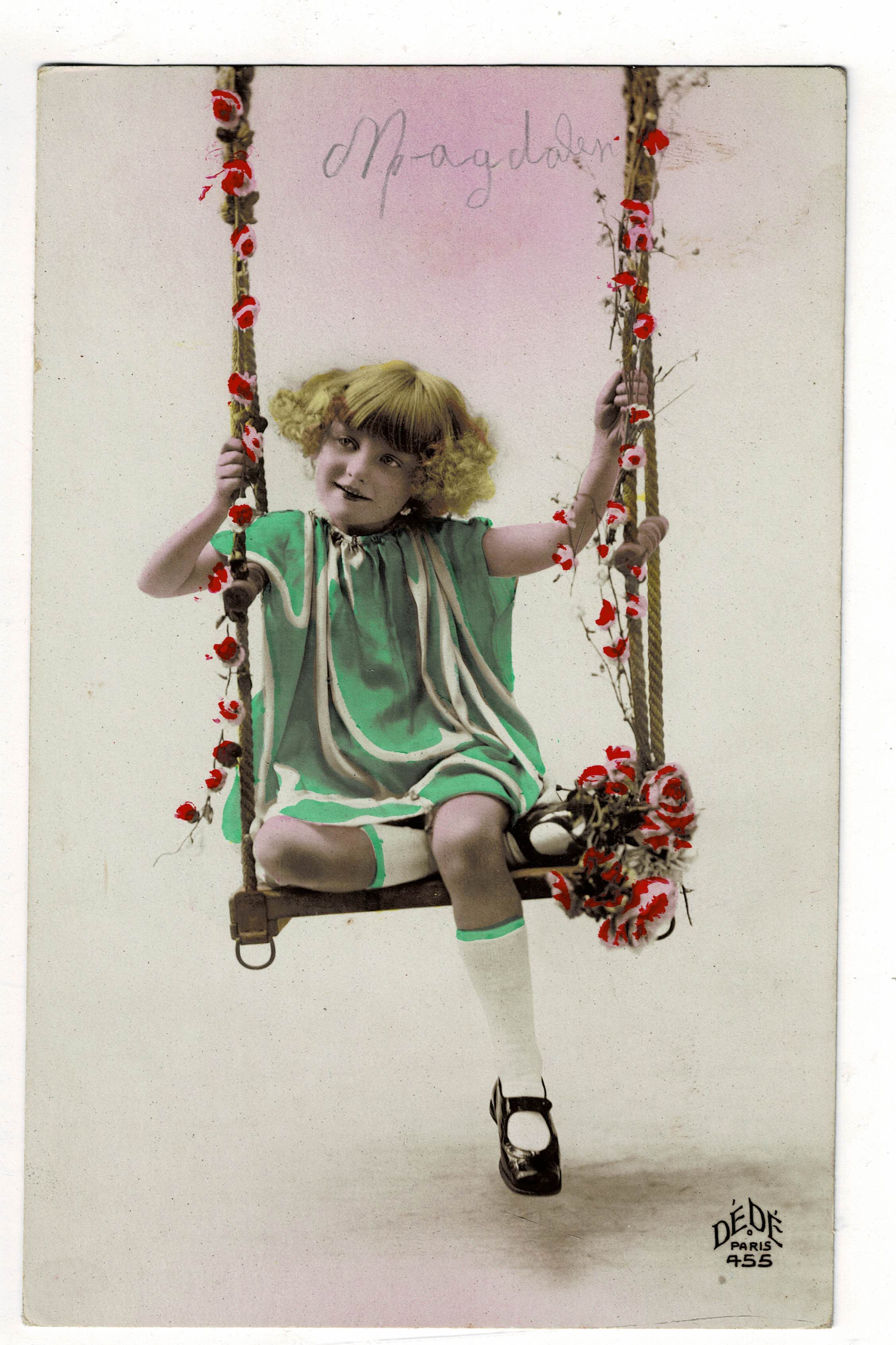 POSTAL DE NIÑOS. NIÑA EN COLUMPIO.
