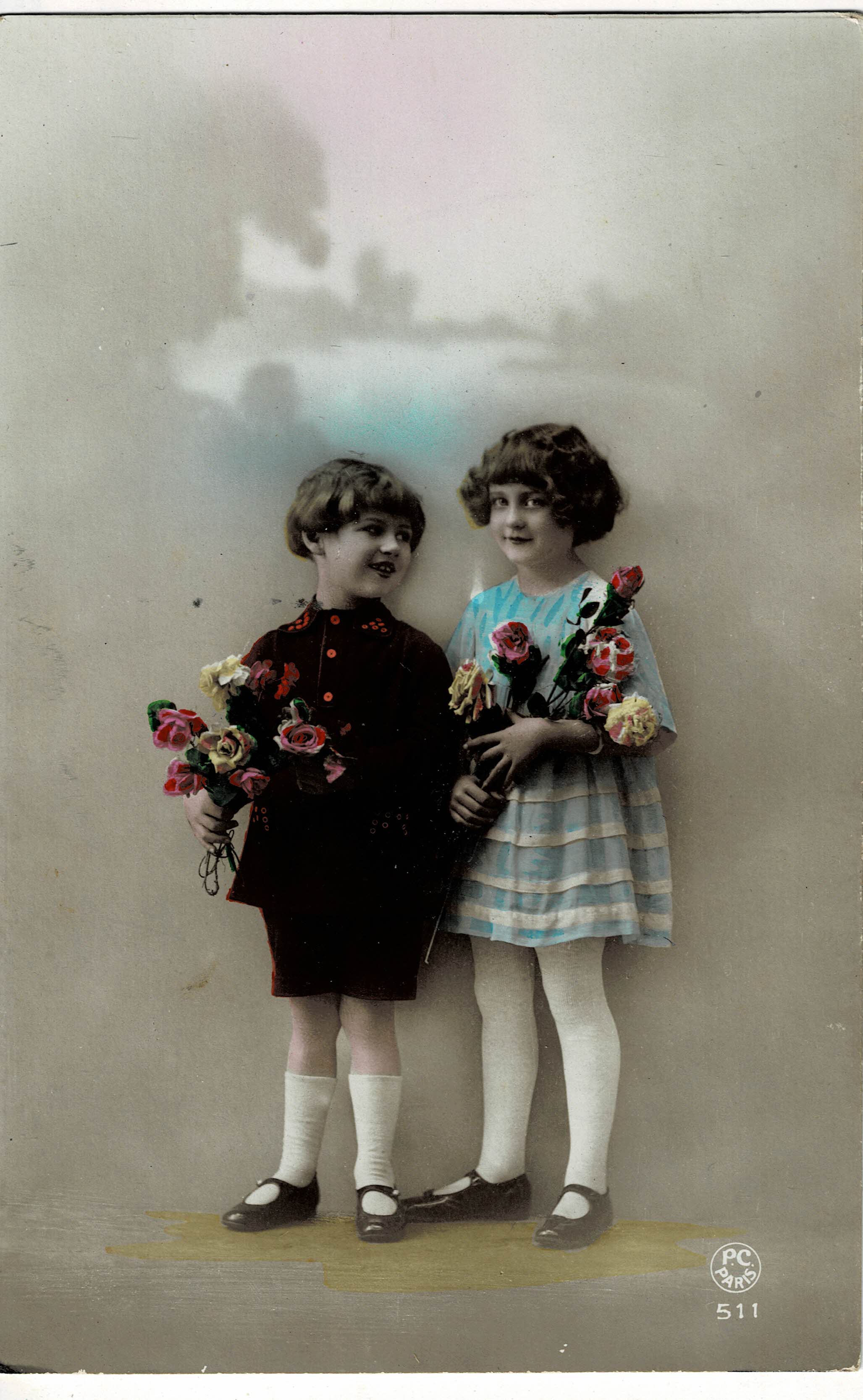 POSTAL DE NIÑOS. NIÑOS CON FLORES.