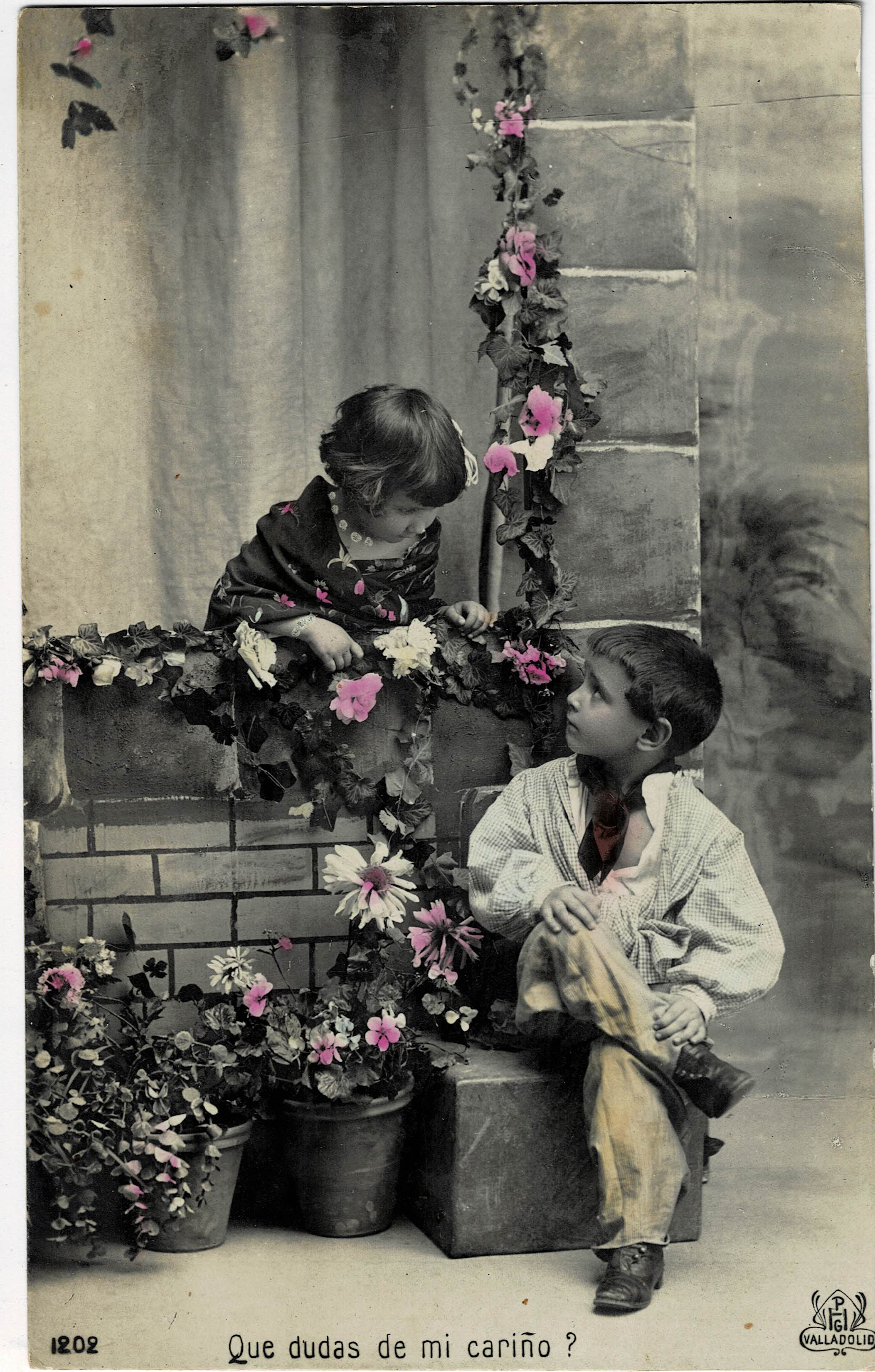 POSTAL NIÑOS EN BALCÓN.