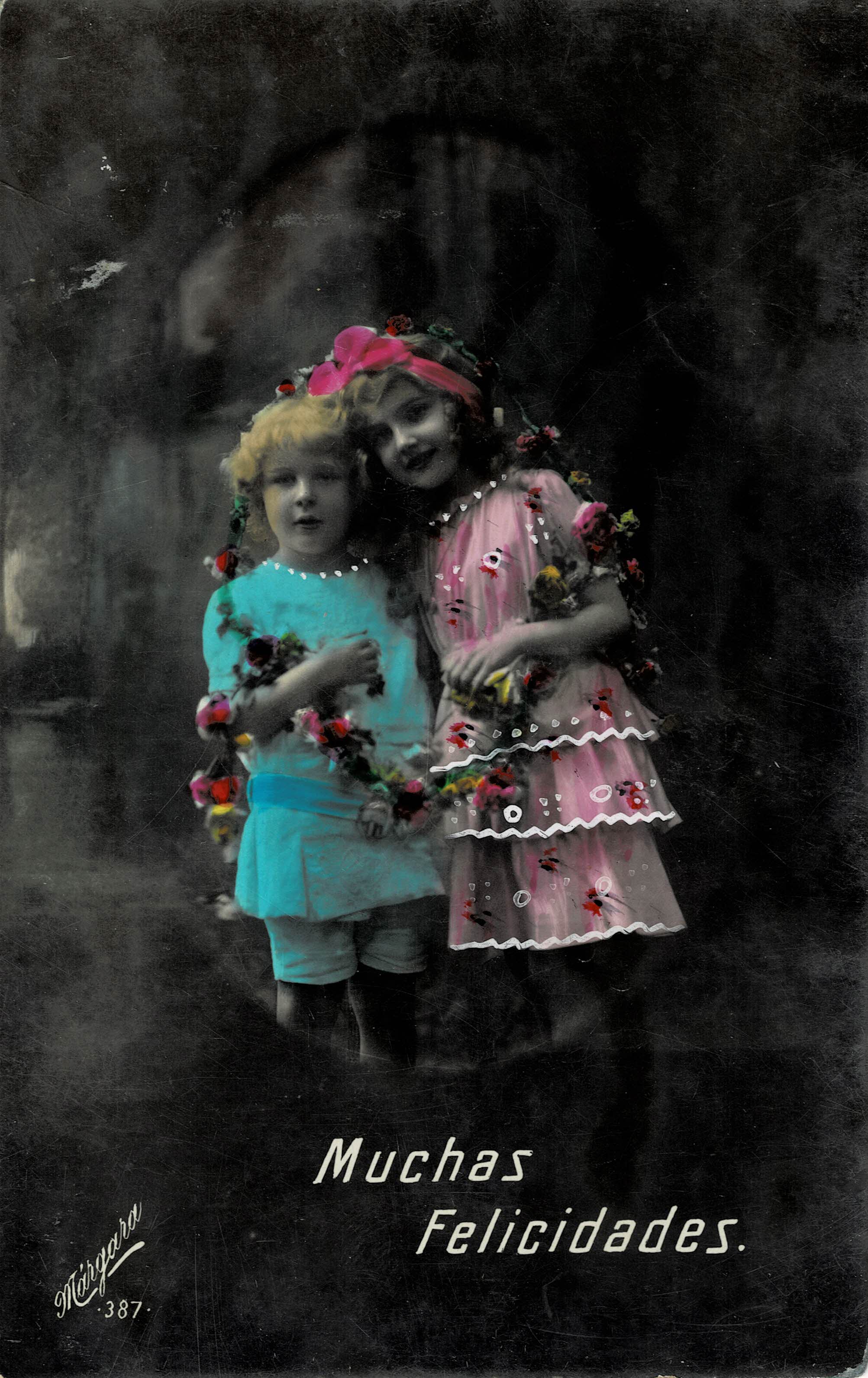 POSTAL NIÑAS MUCHAS FELICIDADES.