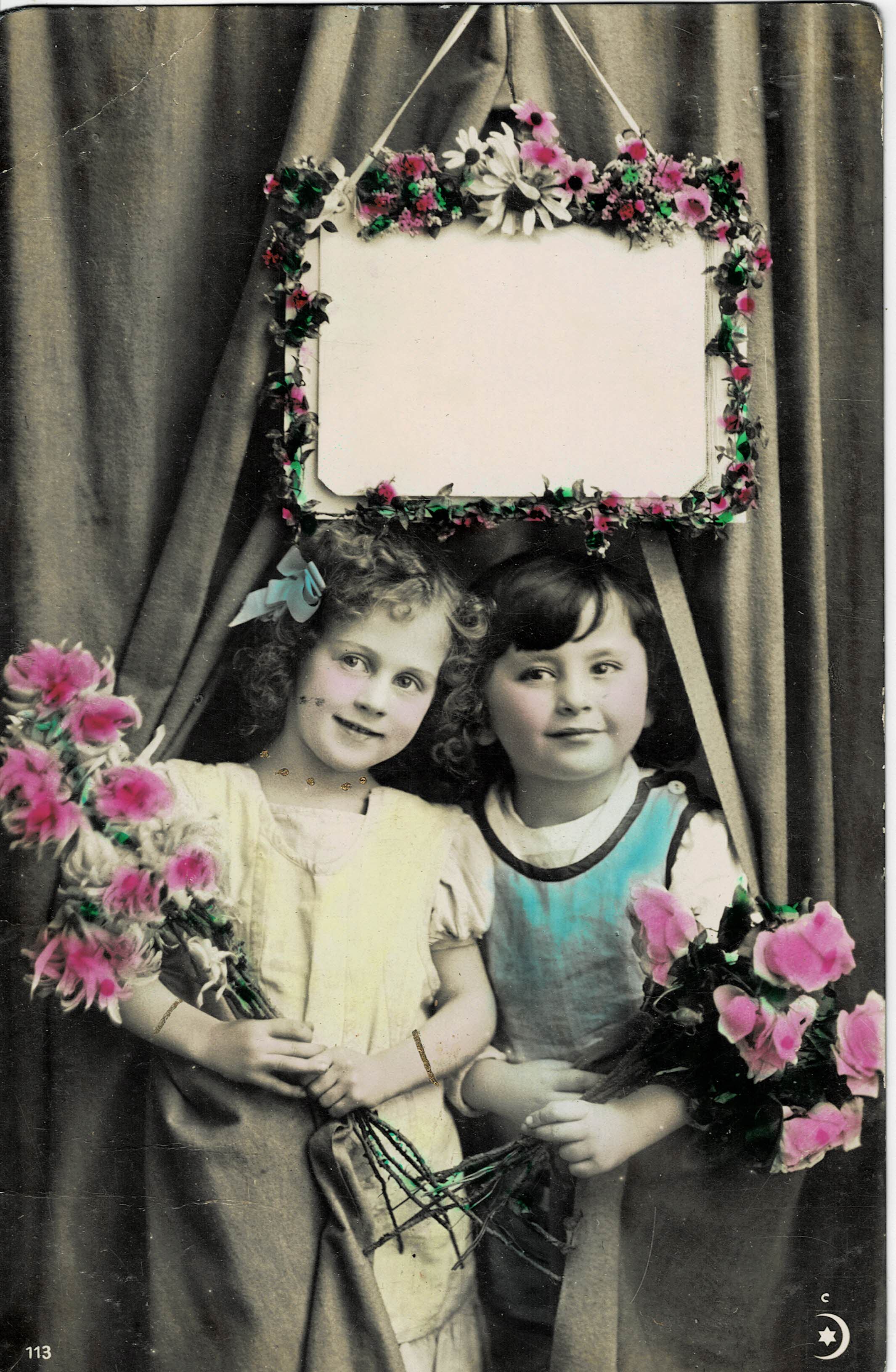 POSTAL NIÑOS CON FLORES.