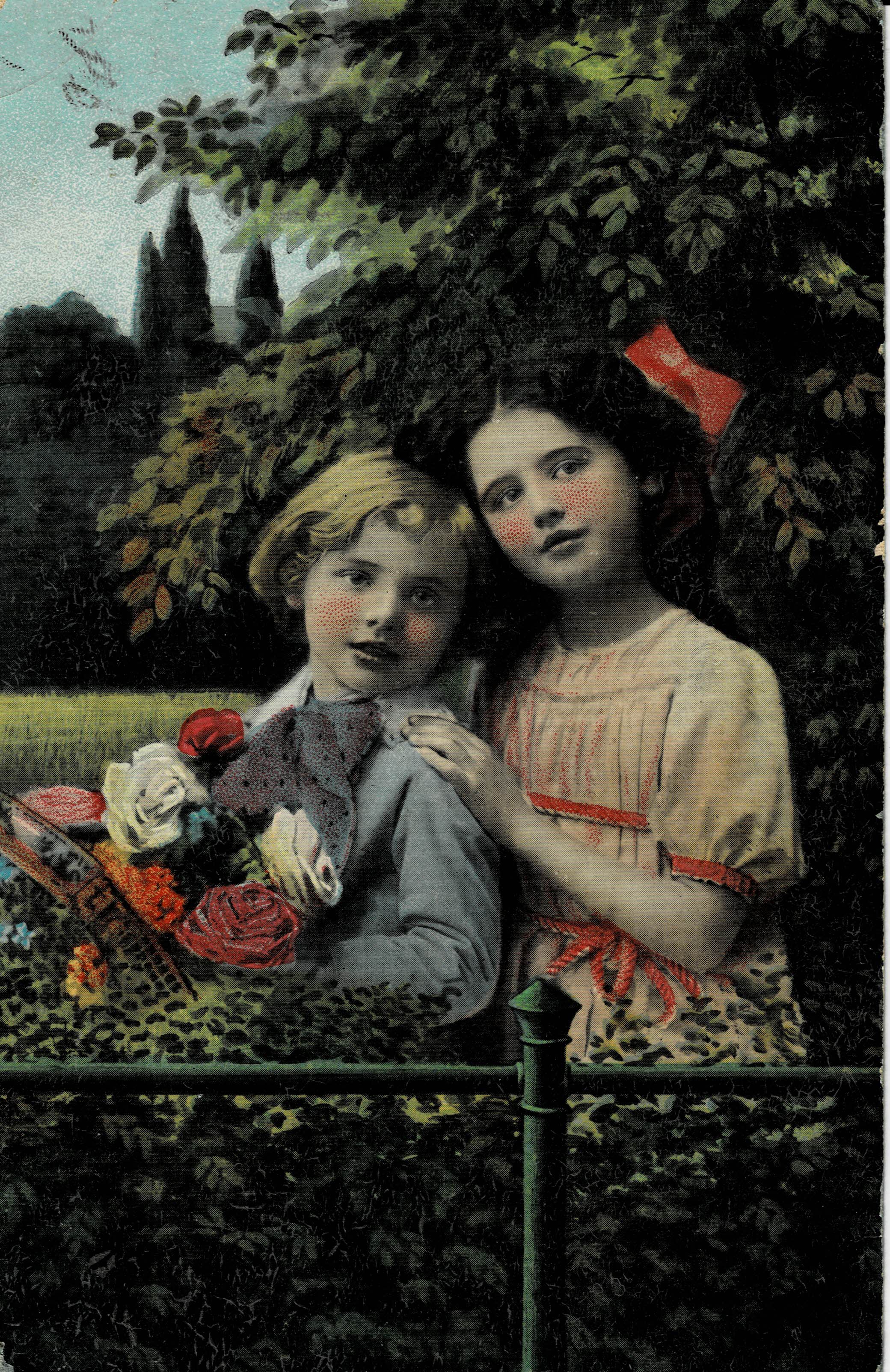 POSTAL NIÑOS EN JARDÍN.