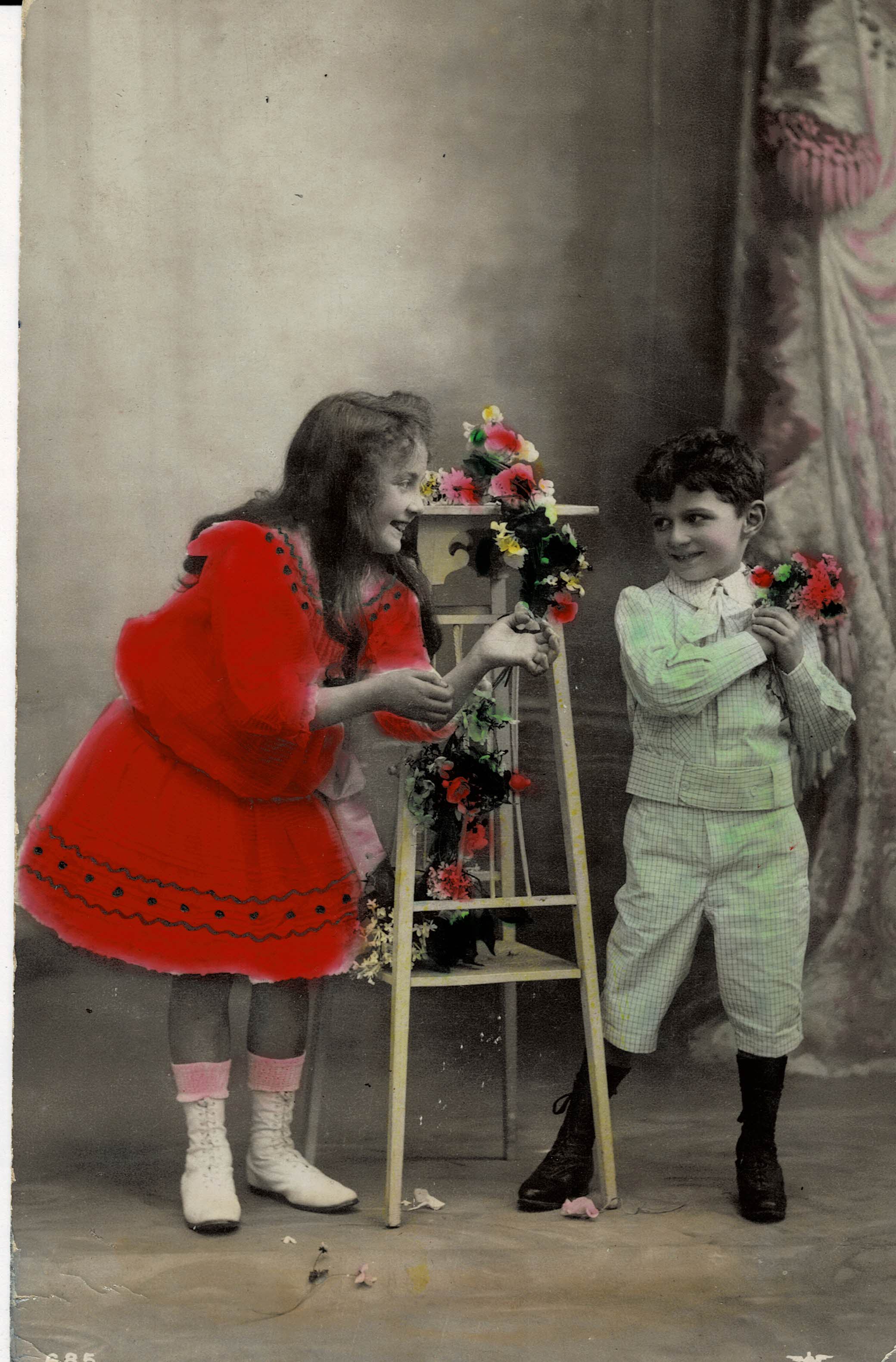 POSTAL NIÑOS CON FLORES.